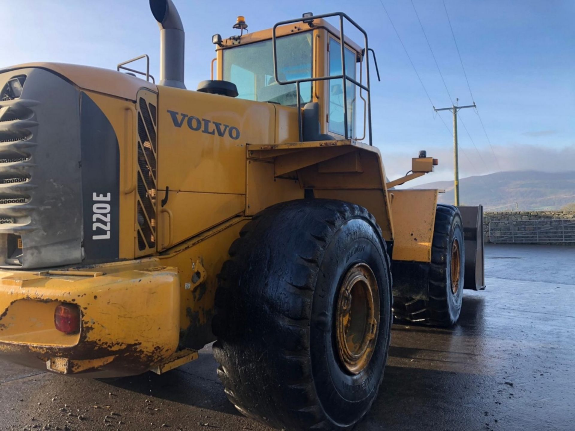 VOLVO L22OE LOADING SHOVEL 2004 - Image 2 of 19