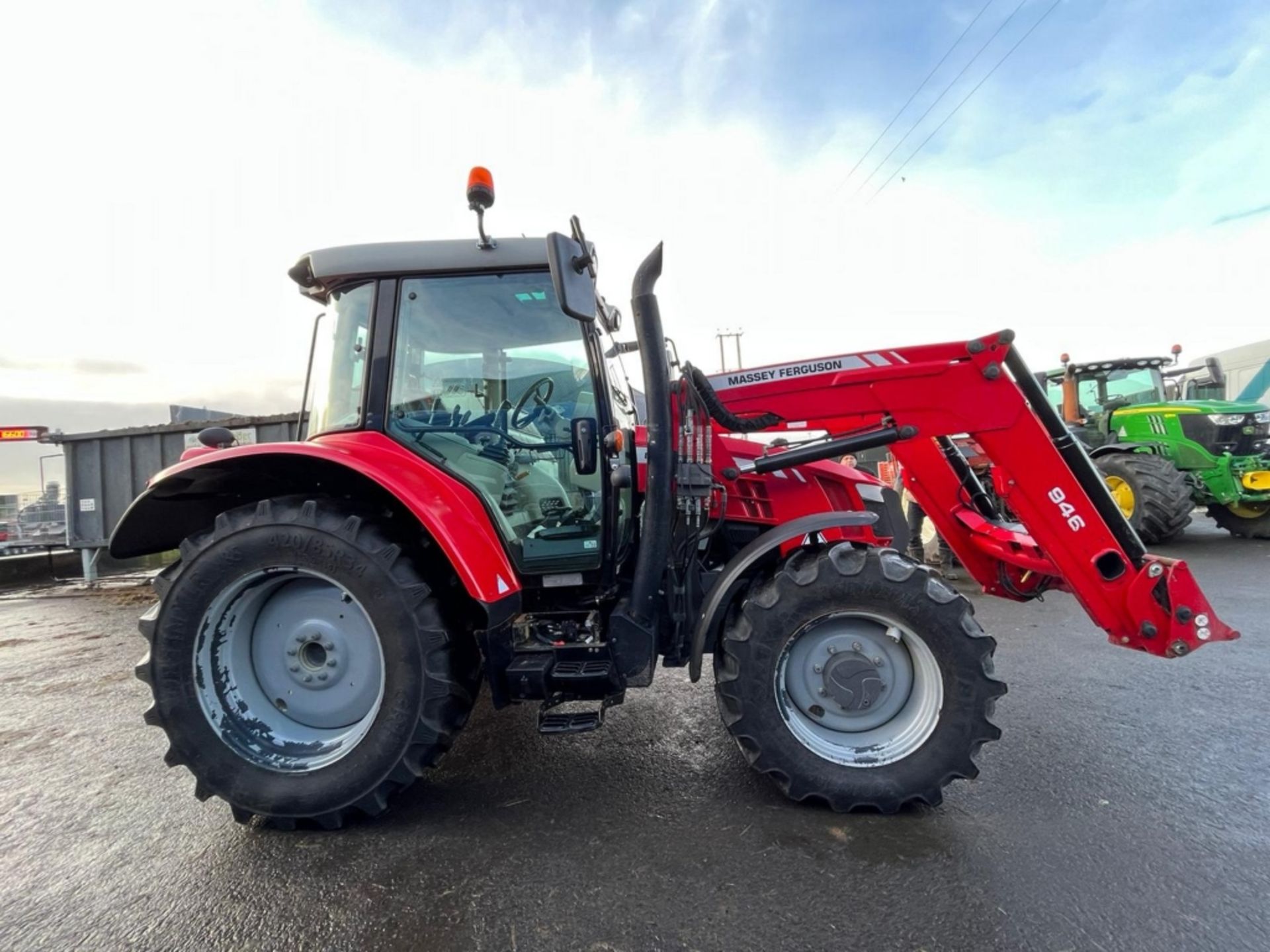 MF 5610 DYNA 4 TRACTOR 2017 - Image 25 of 28