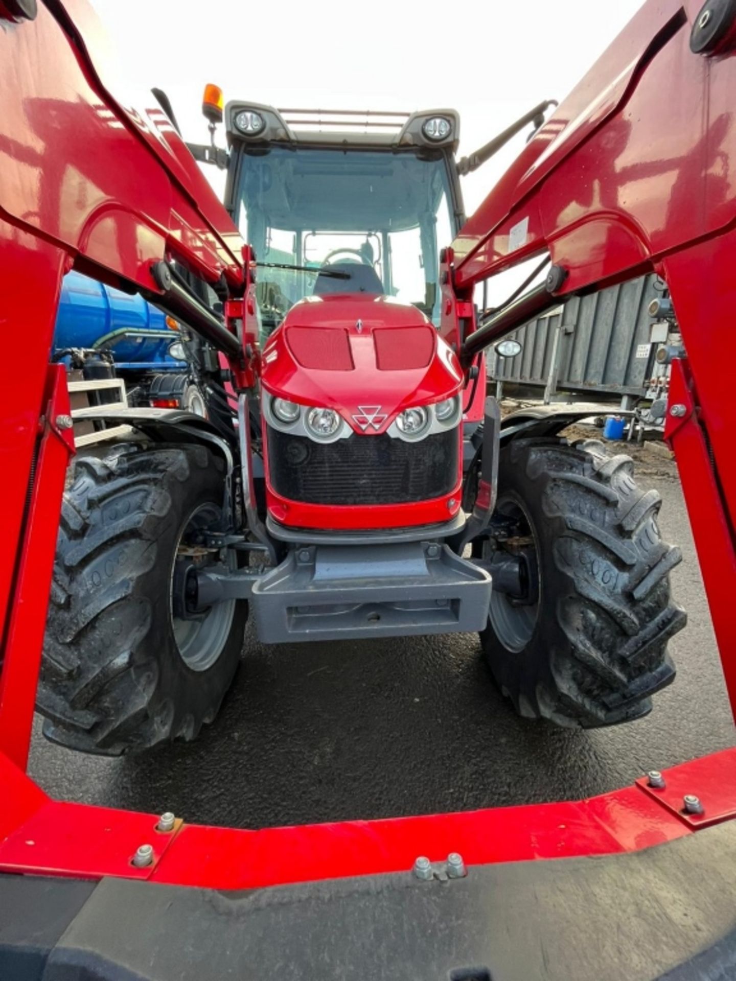 MF 5610 DYNA 4 TRACTOR 2017 - Image 24 of 28