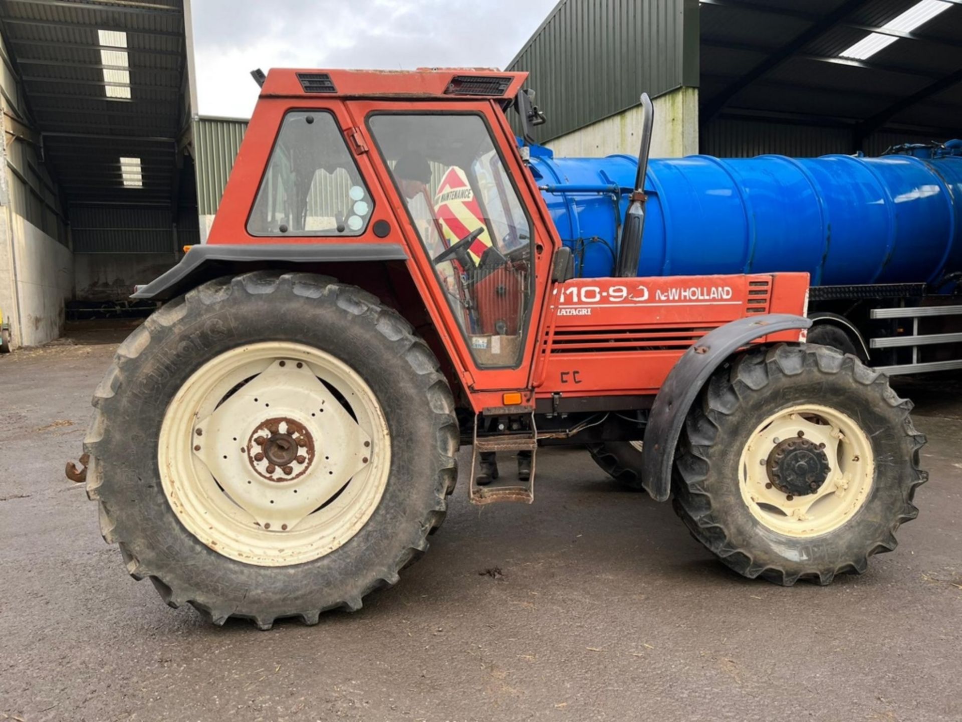 NEW HOLLAND 110- 90- TRACTOR 1990