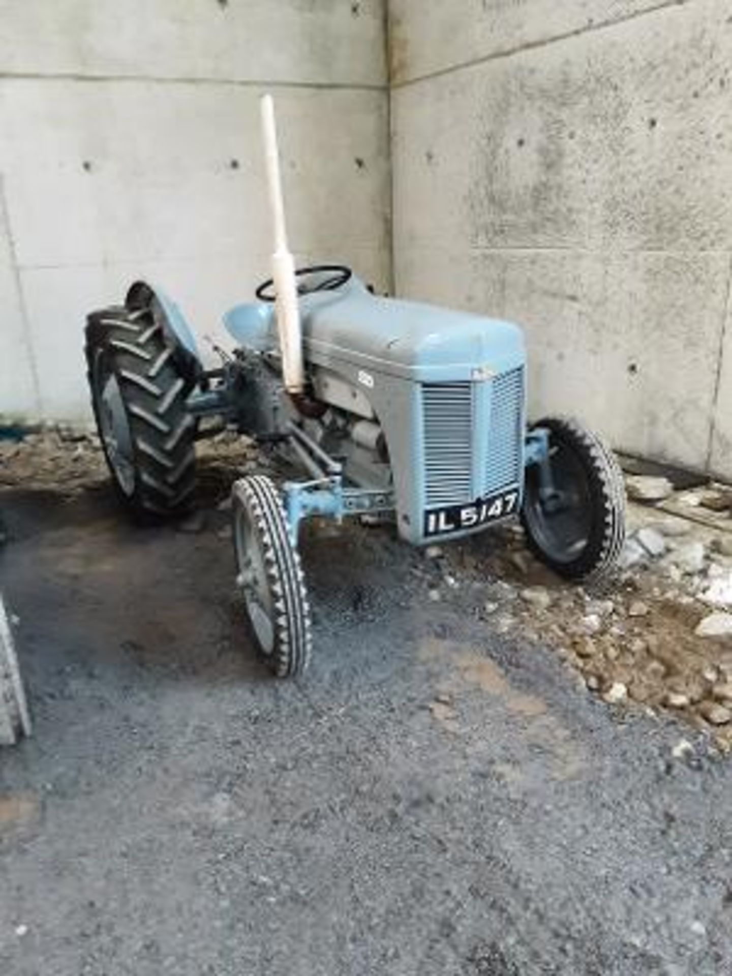 VINTAGE FERGUSON TRACTOR - Image 5 of 23