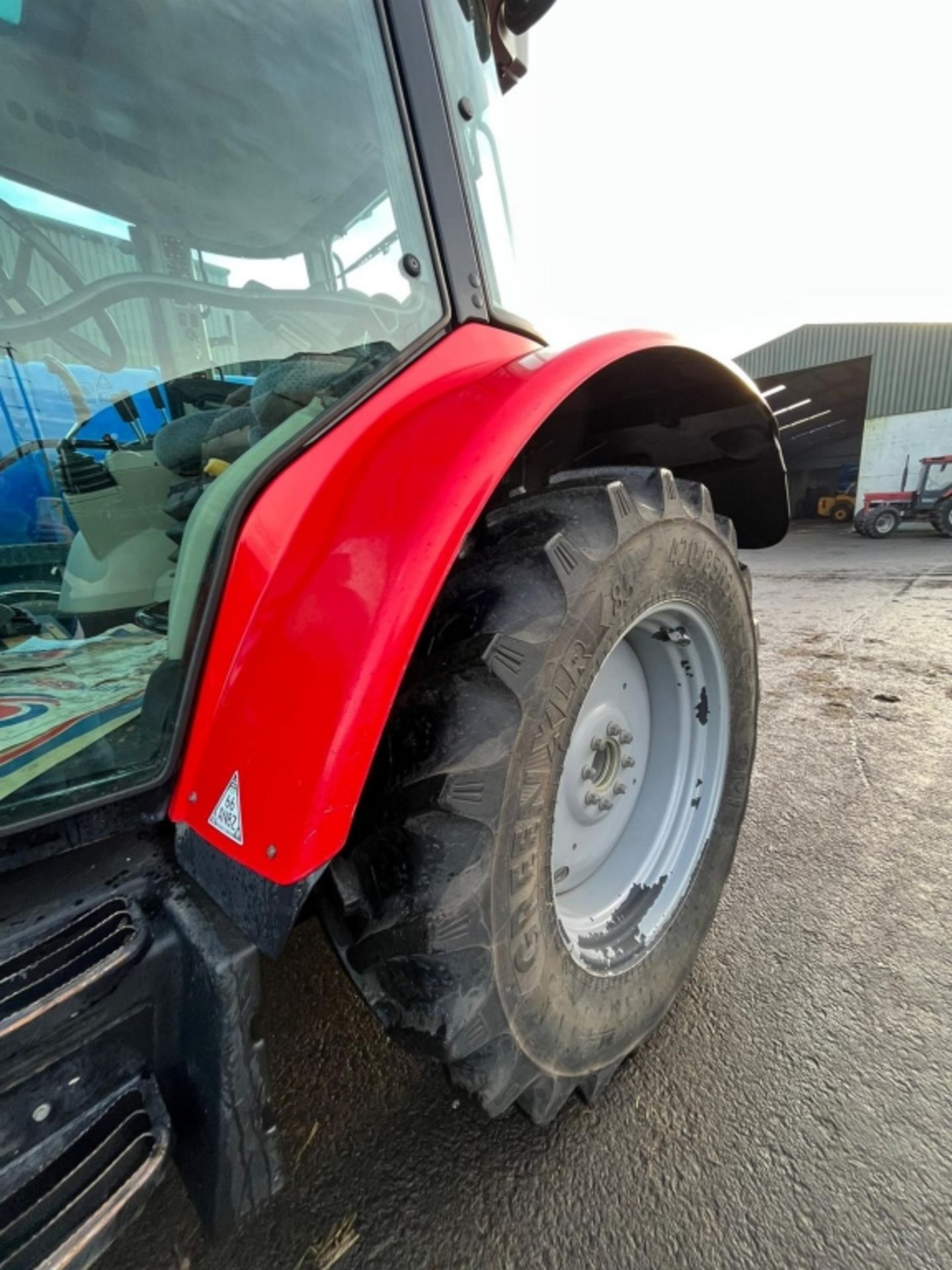 MF 5610 DYNA 4 TRACTOR 2017 - Image 7 of 28