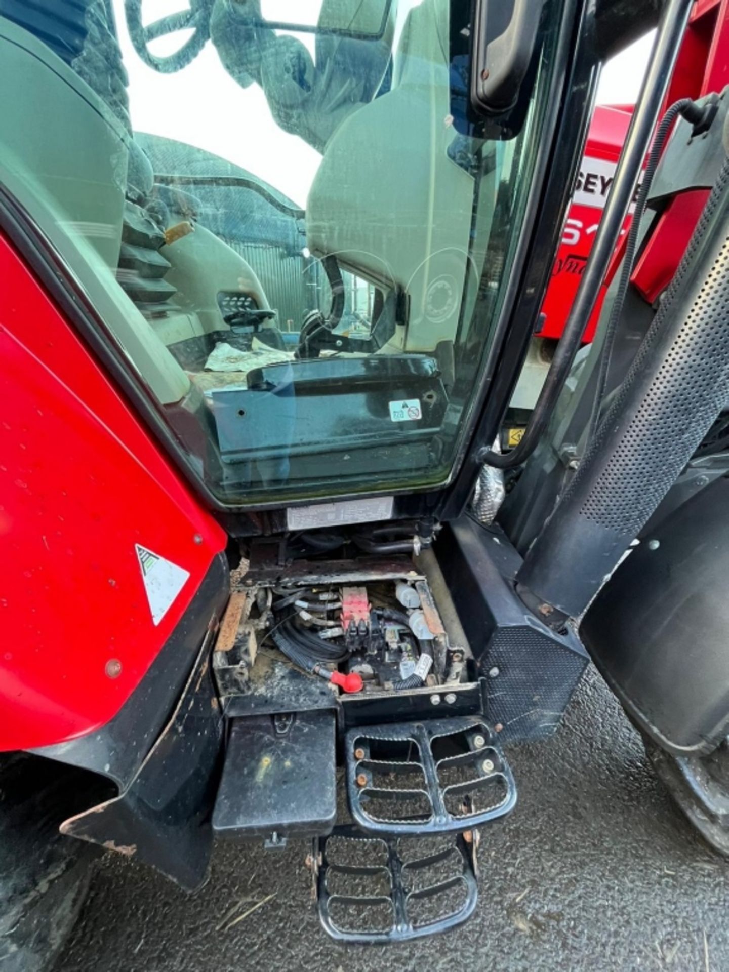 MF 5610 DYNA 4 TRACTOR 2017 - Image 23 of 28