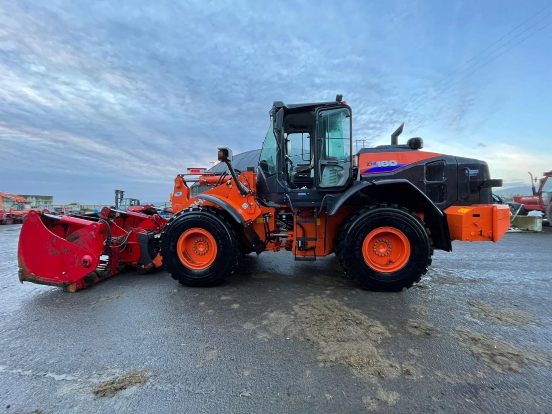 HITACHI LOADING SHOVEL 2W180 2019 - Image 17 of 28