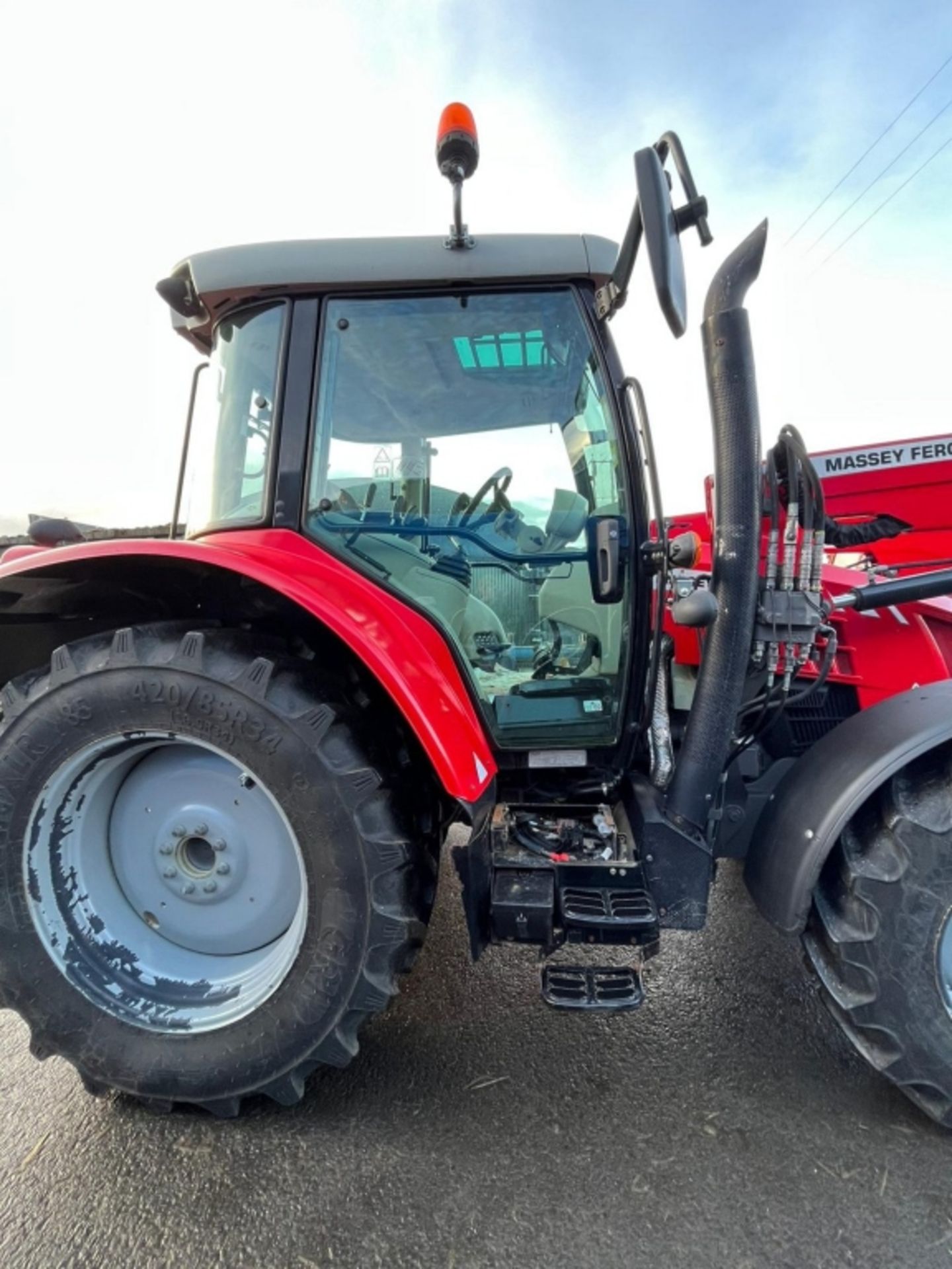 MF 5610 DYNA 4 TRACTOR 2017 - Image 11 of 28