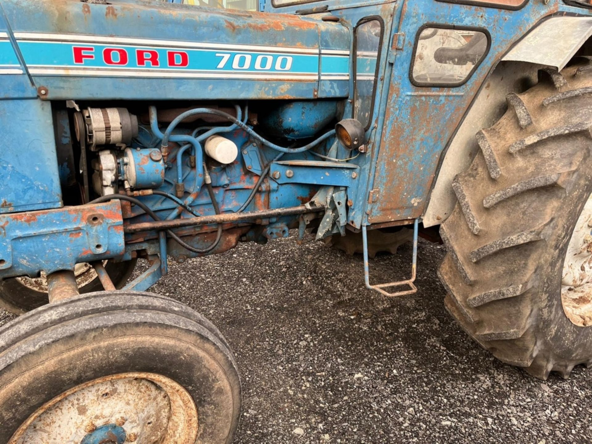 VINTAGE FORD TRACTOR 7000 - Image 7 of 10