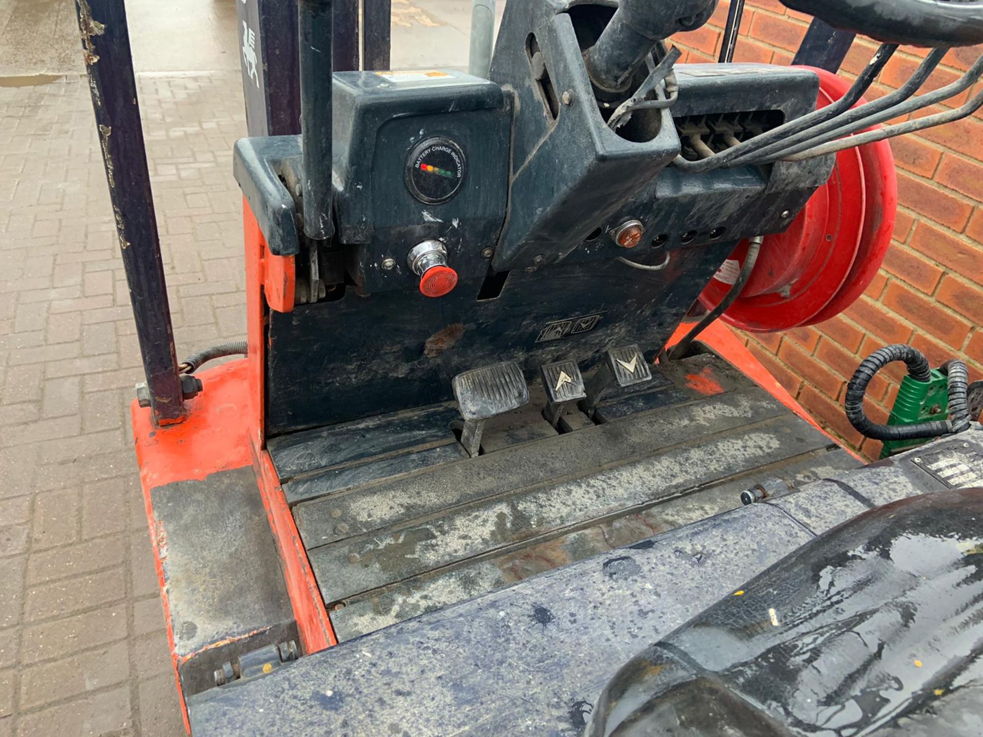 2TON LANSING BATTERY FORKLIFT - Image 2 of 8