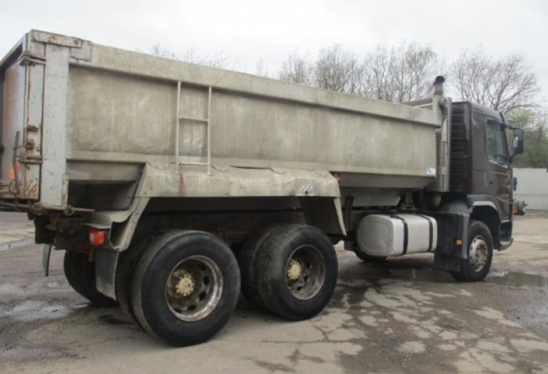 2004 VOLVO FM9 TIPPER - Image 5 of 8