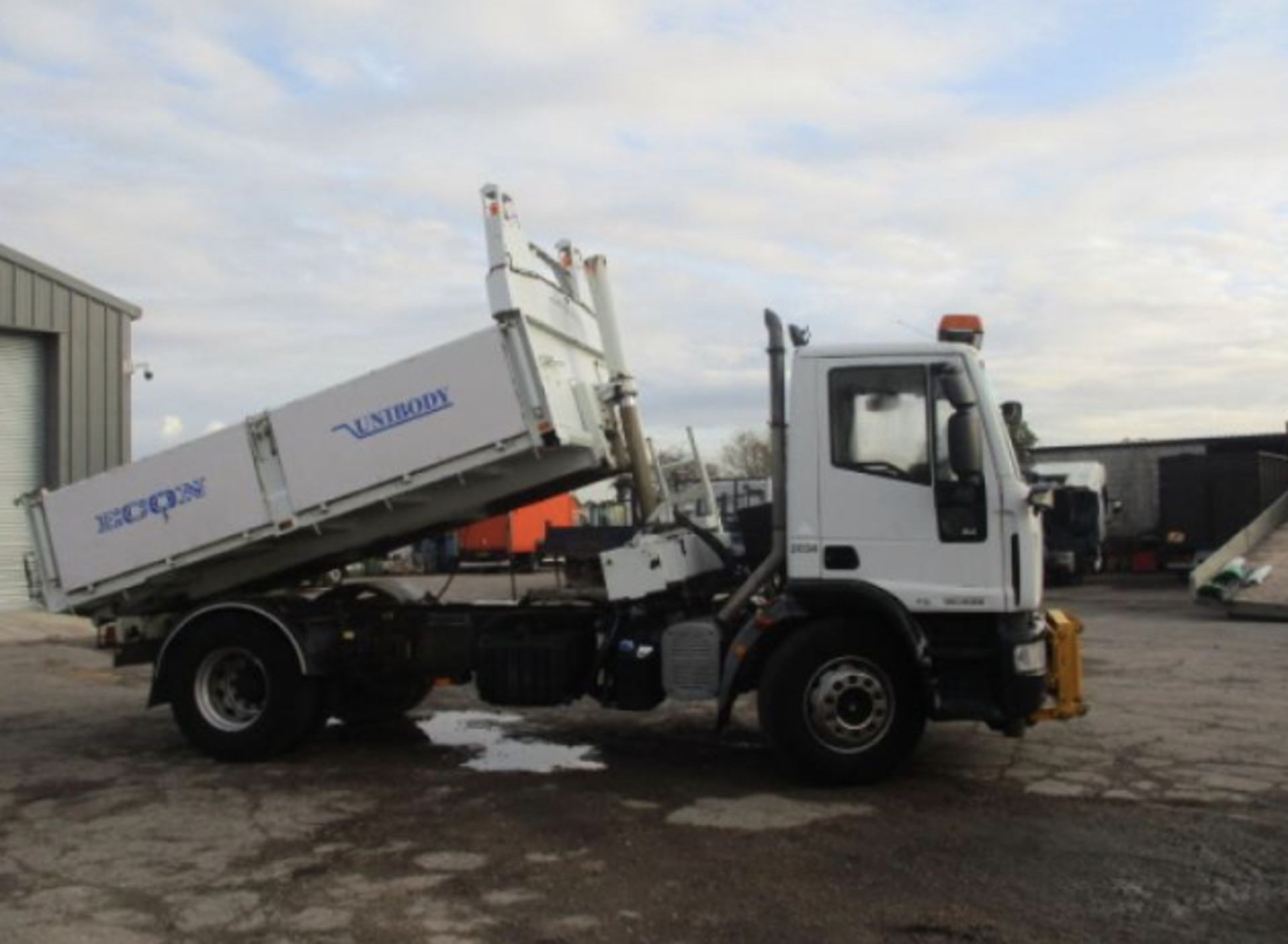 2009 IVECO TIPPER - Image 3 of 19