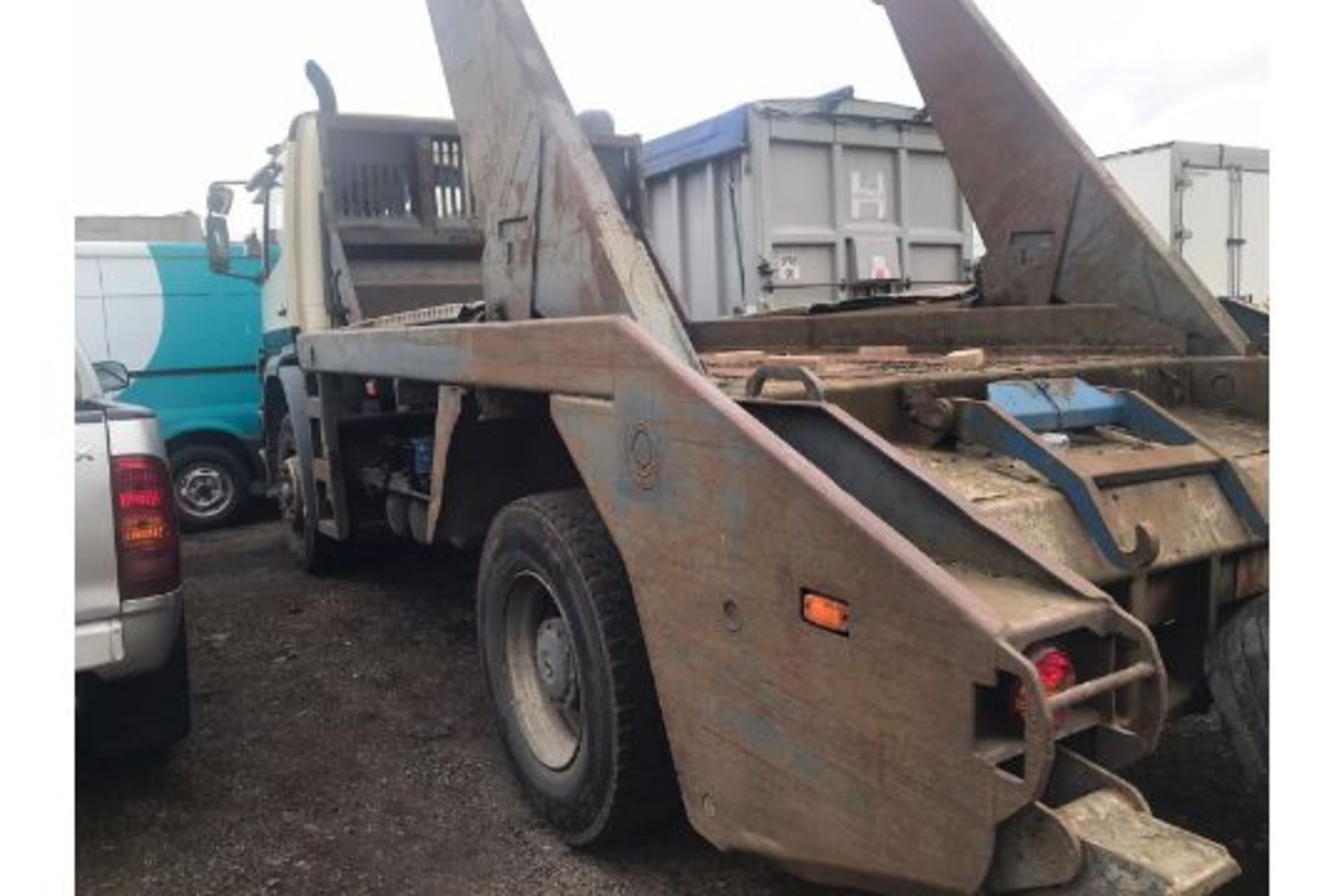 2004 MERCEDES 1823 SKIP LOADER