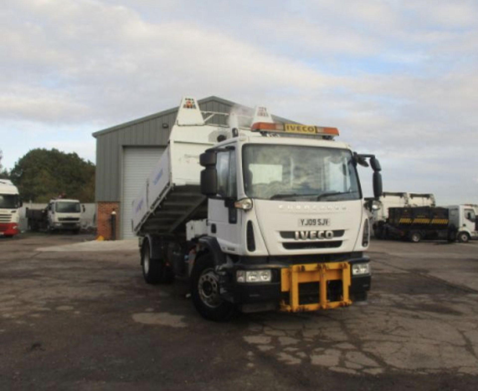 2009 IVECO TIPPER - Image 11 of 19