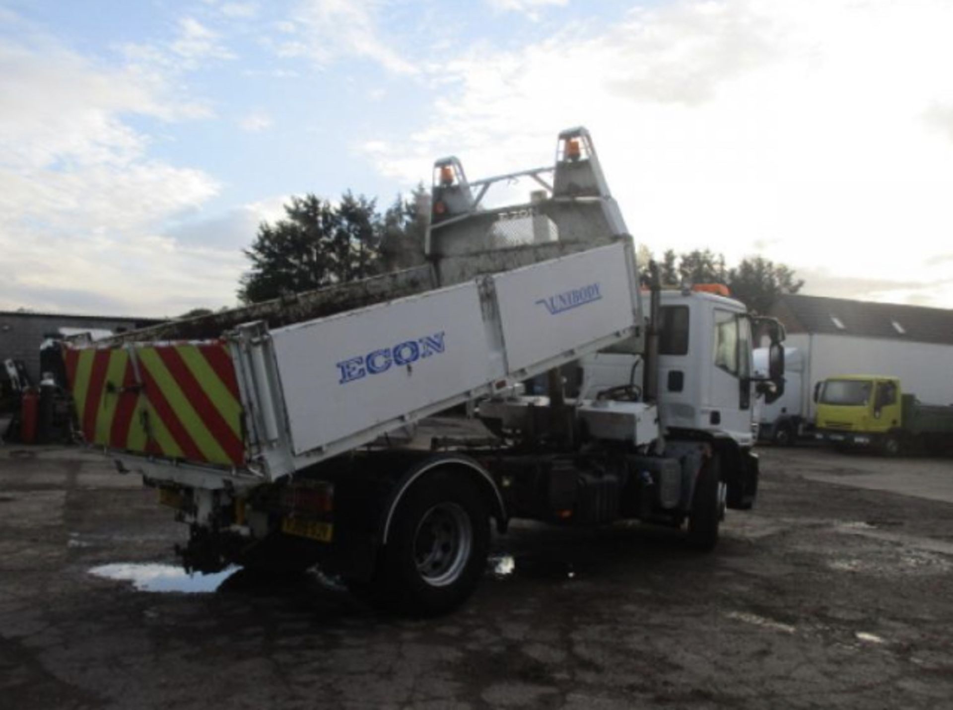 2009 IVECO TIPPER - Image 2 of 19