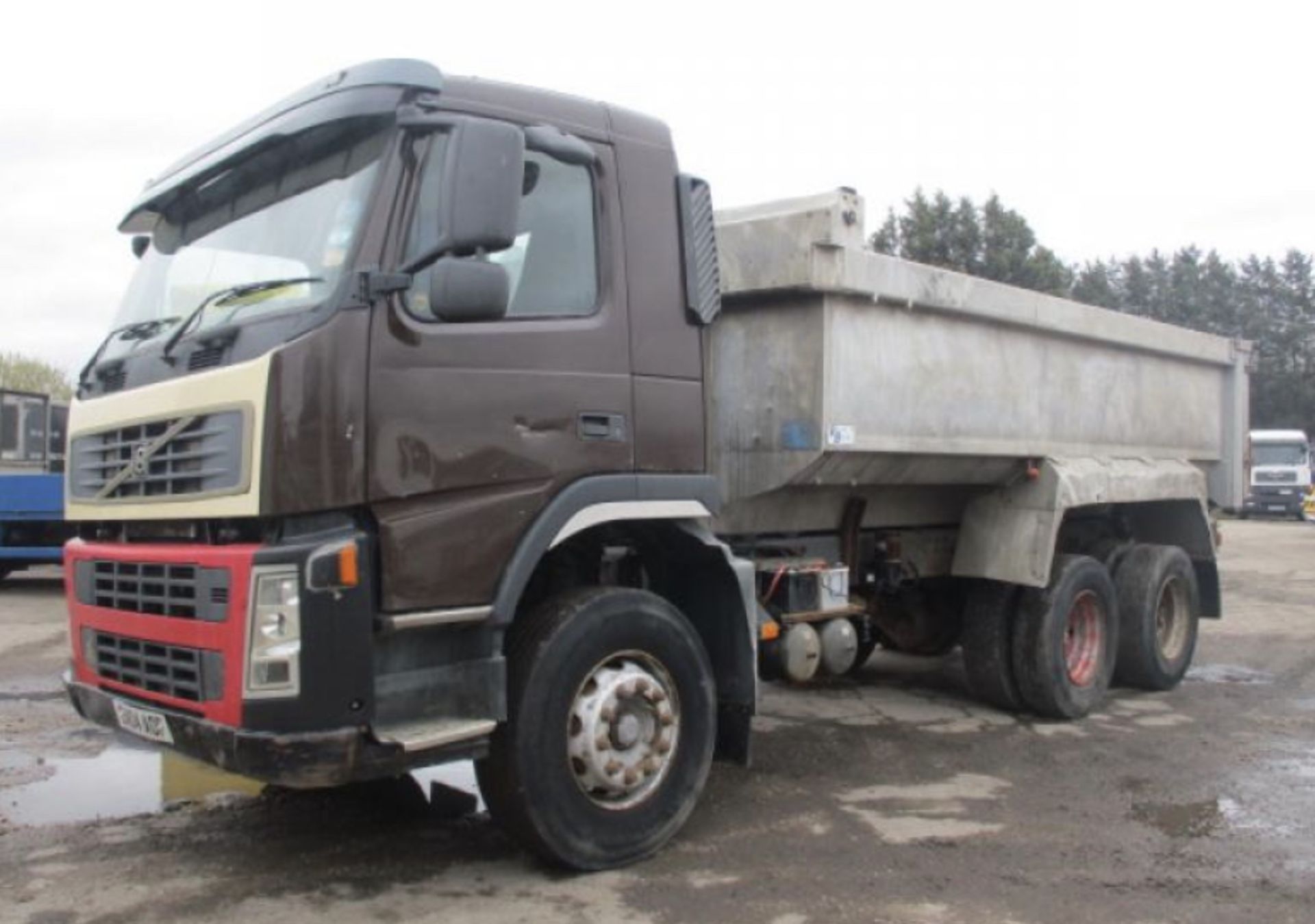 2004 VOLVO FM9 TIPPER