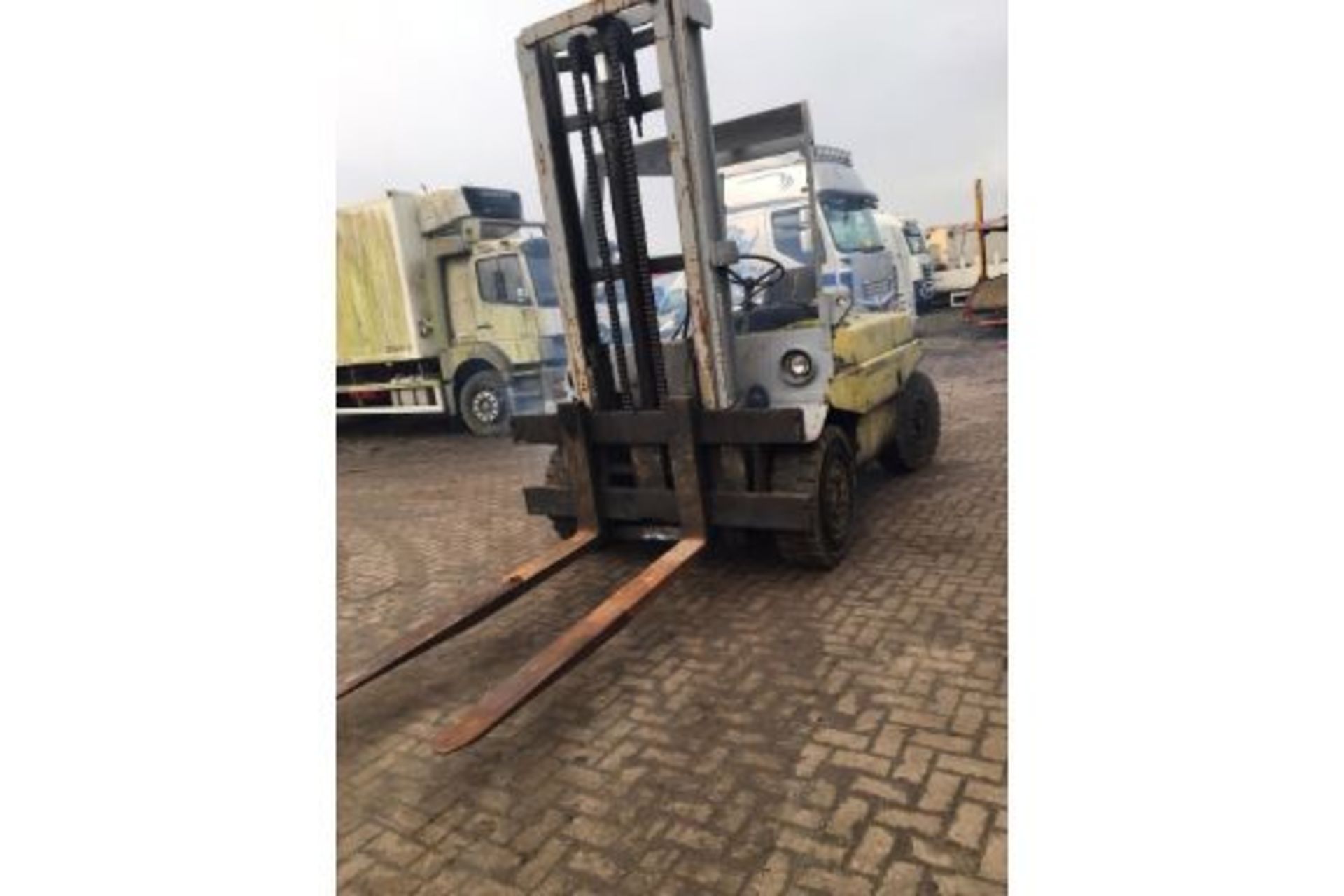 5 TON FORKLIFT - Image 2 of 4