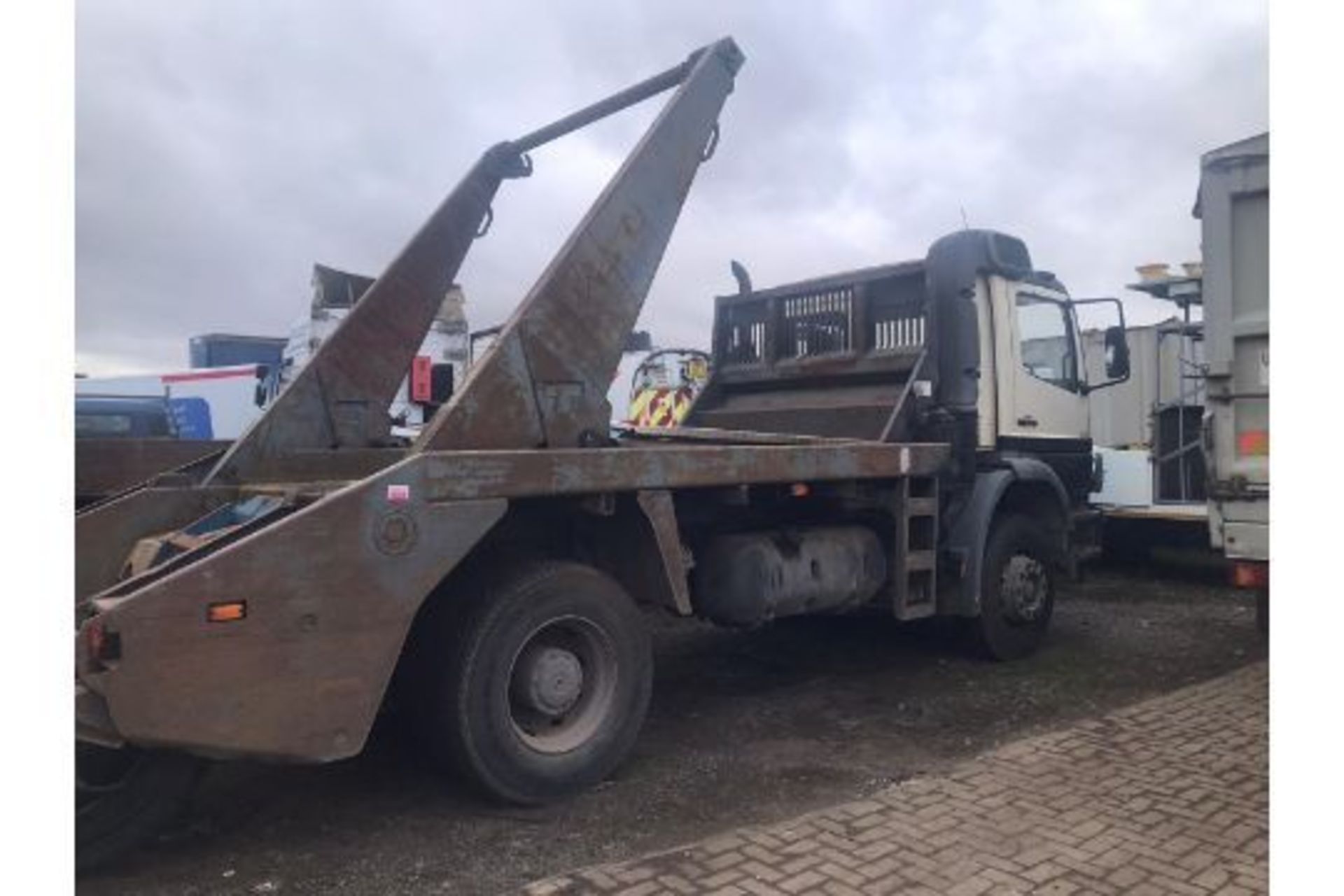 2004 MERCEDES SKIP TRUCK - Image 3 of 9