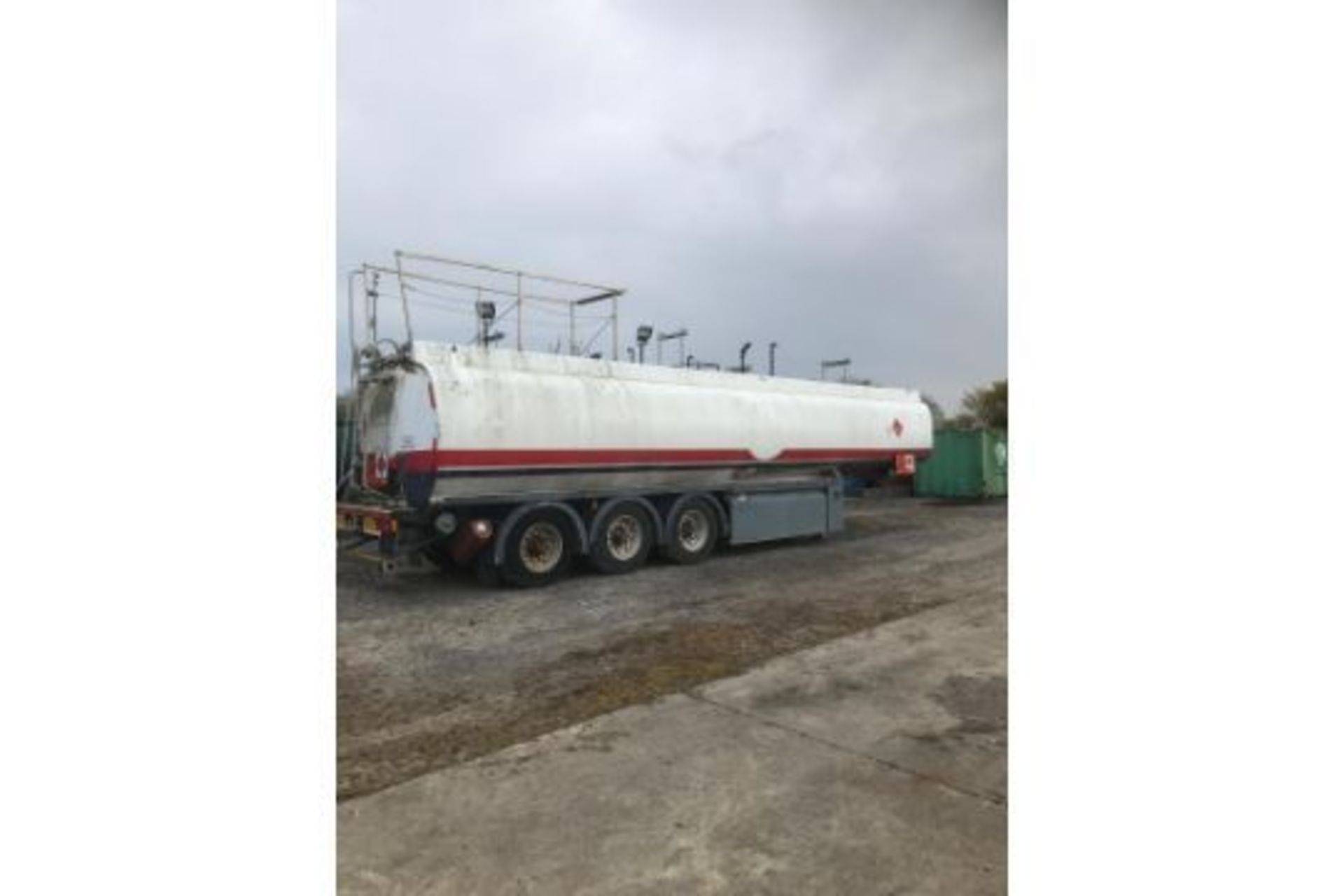 380000 LITER TRI AXEL FUEL TANKER