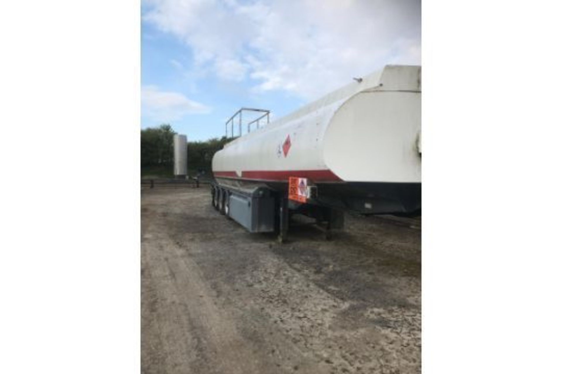 380000 LITER TRI AXEL FUEL TANKER - Image 2 of 4