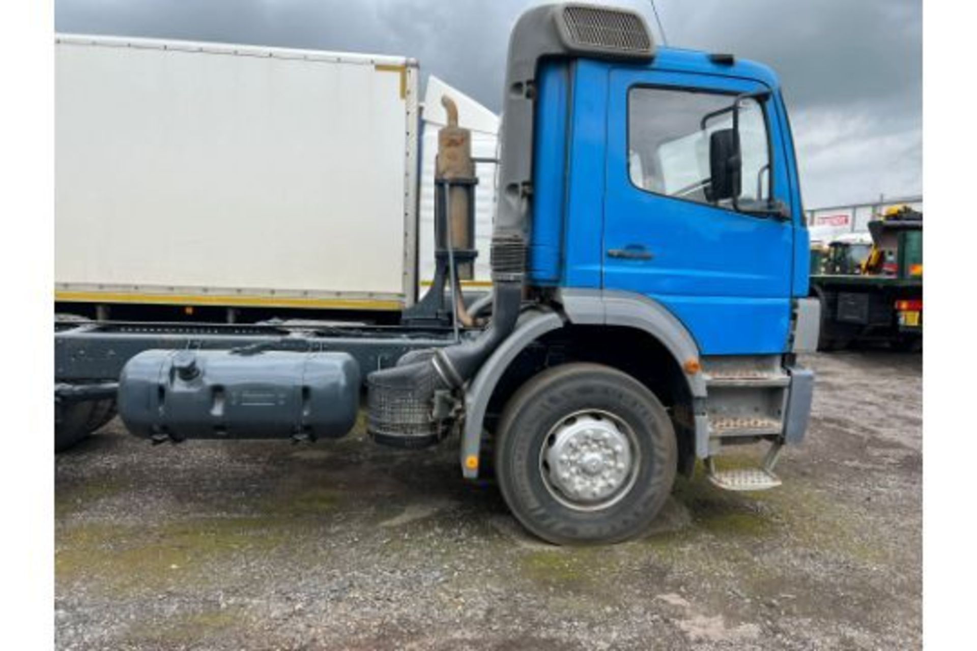 2004 MERCEDES CHASSIS CAB - Bild 2 aus 10