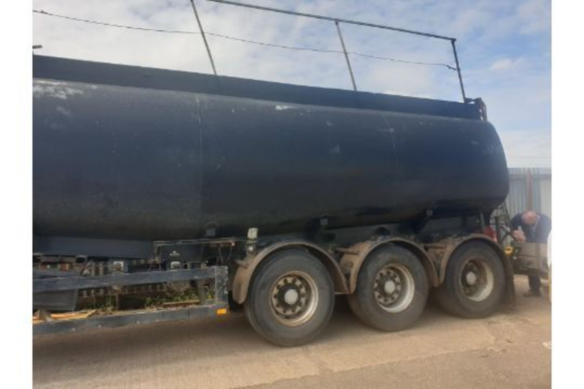 360000 LITER TRIAXEL TANKER - Image 3 of 5