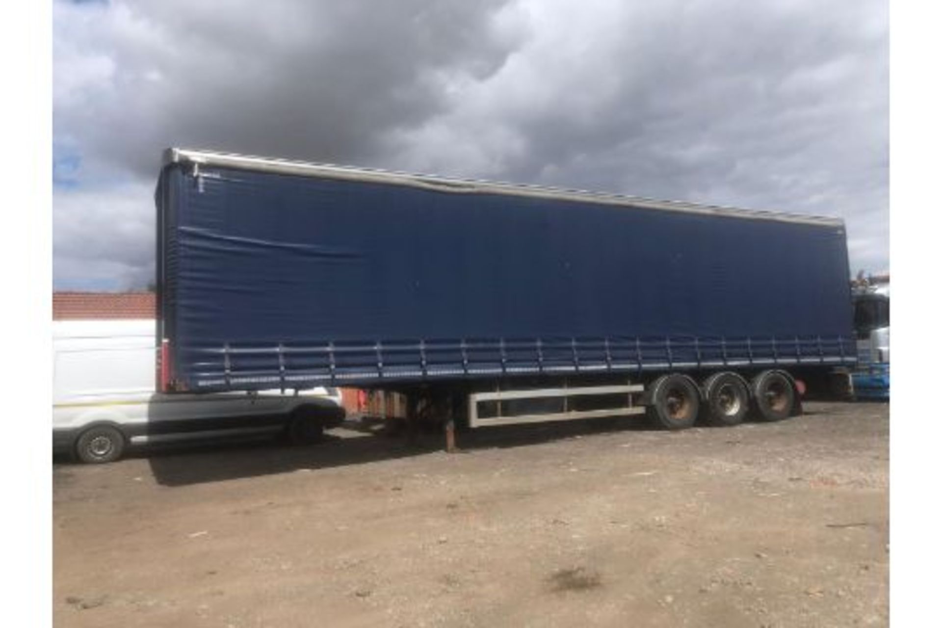 TRI AXEL CURTAINSIDE TRAILER