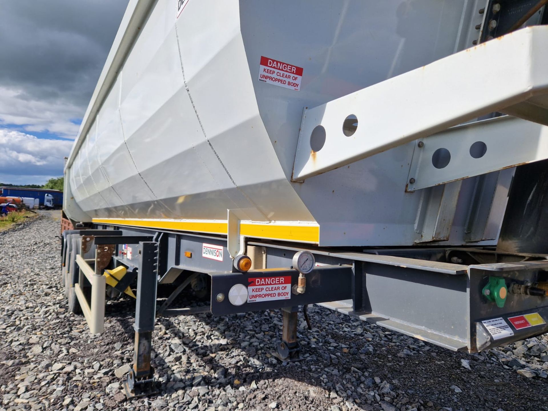 2019 DENNISON TIPPING TRAILER - Image 9 of 16