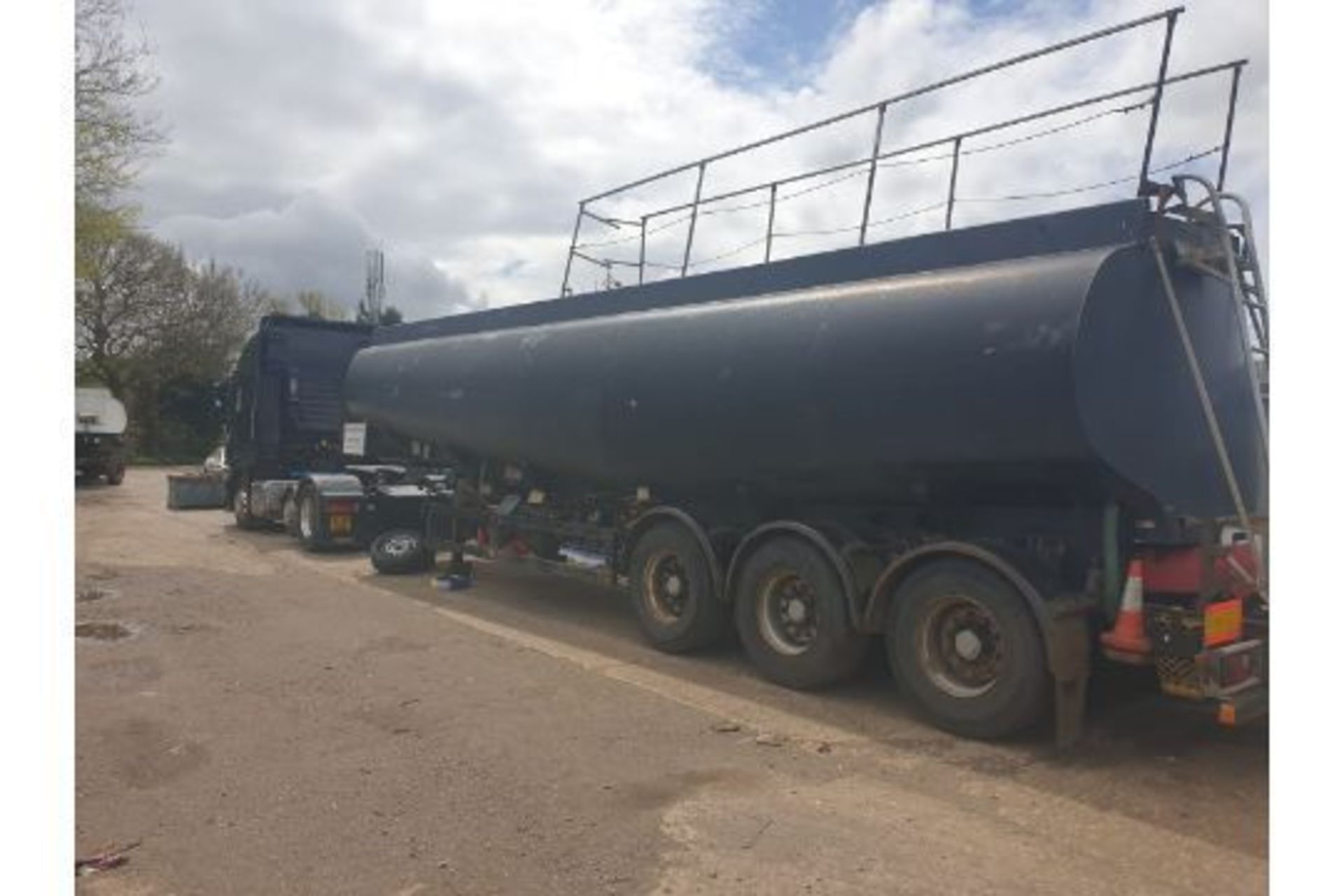 360000 LITER TRI AXEL TANKER - Image 2 of 5