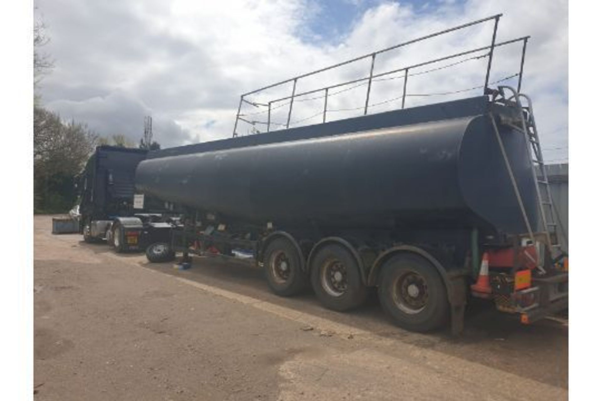 360000 LITER TRI AXEL TANKER - Image 3 of 5