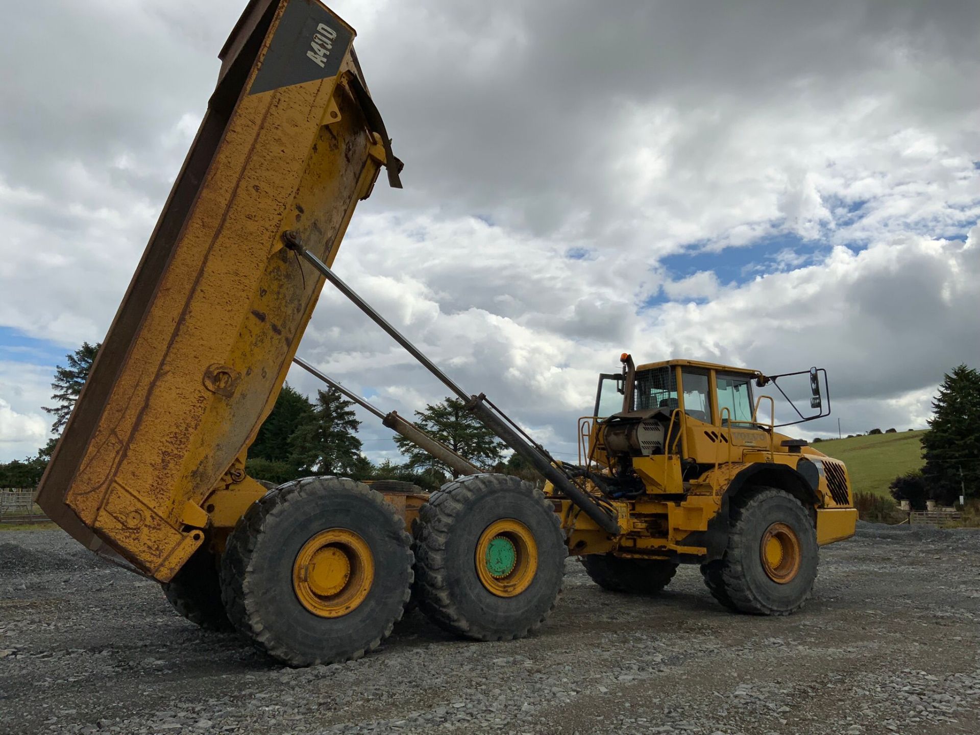 2000 VOLVO A40D ARTUCLATED DUMP TRUCK - Image 2 of 16