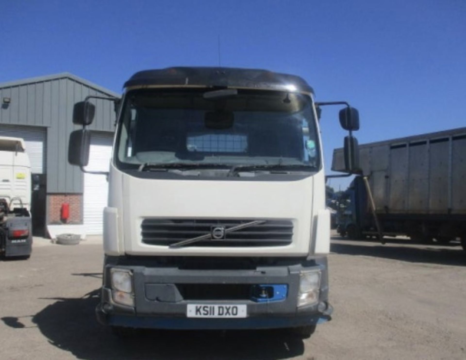 2011 VOLVO FL 240