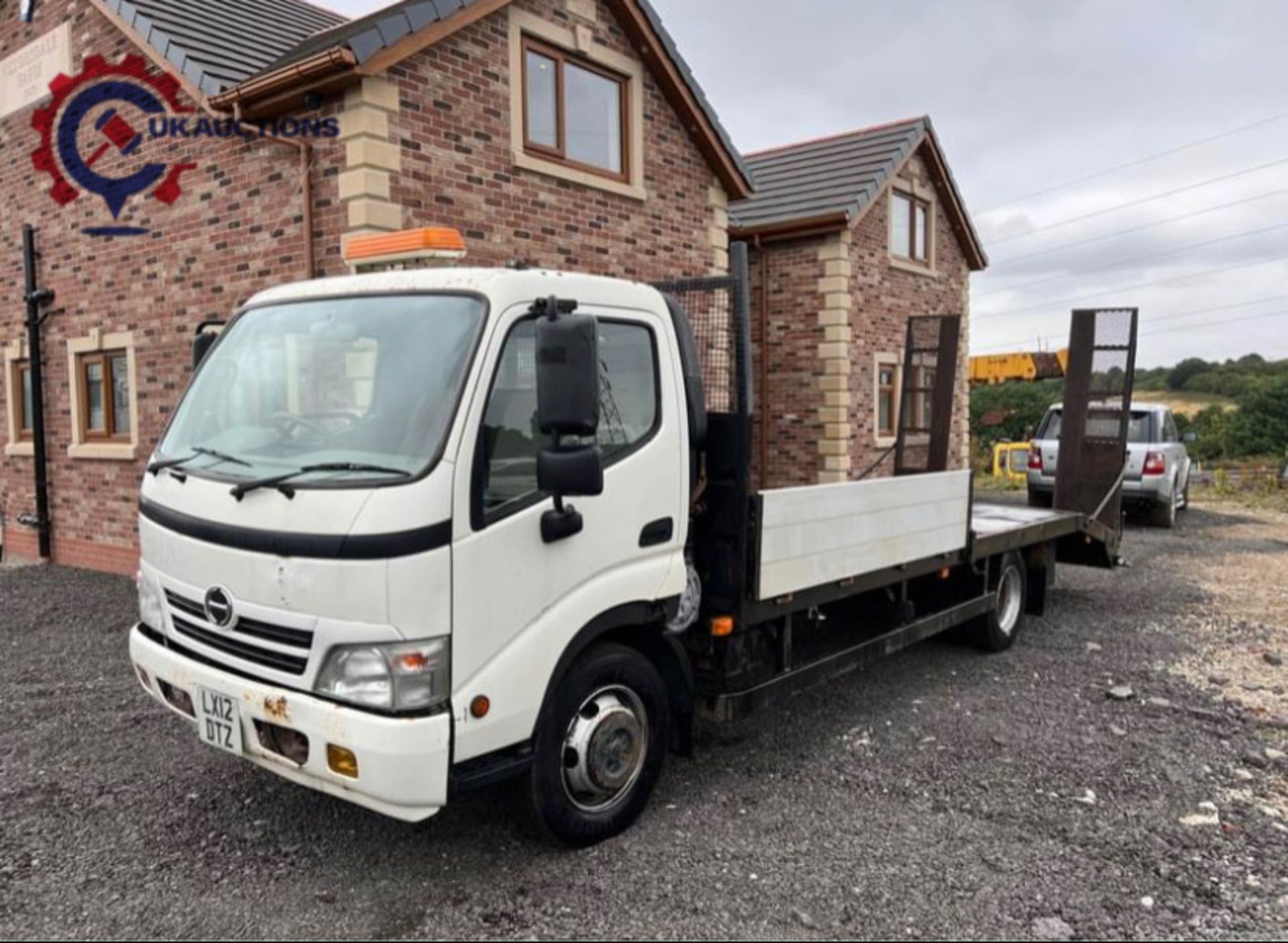 HINO BEAVERTAIL RECOVERY TRUCK - Image 2 of 12