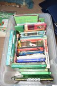 Box of modern snooker and billiards related books to include Guinness Book of Snooker, Stephen