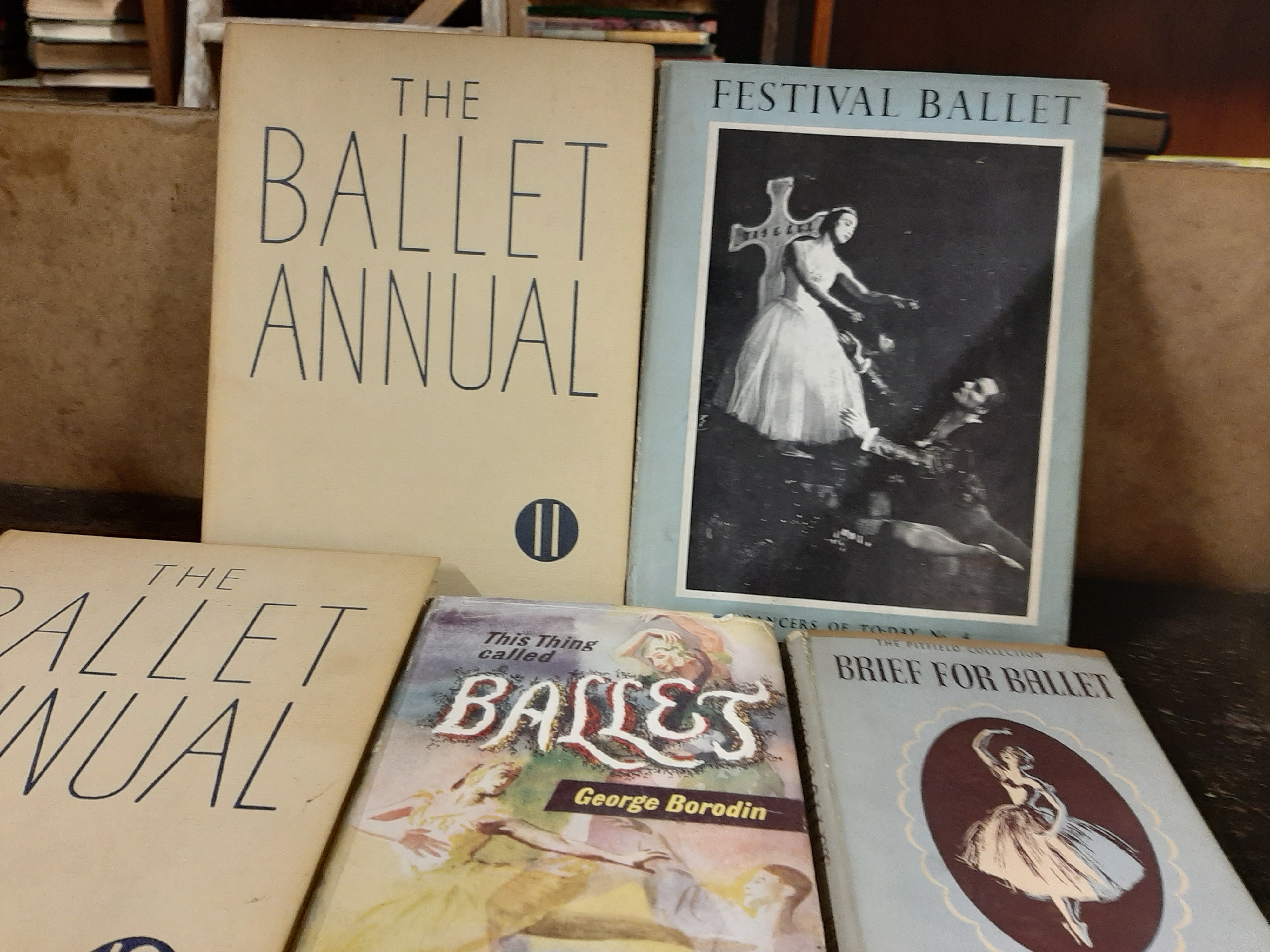 22 ballet related books to include Footnotes to the Ballet by Caryl Brahms, Ballet Traditional to