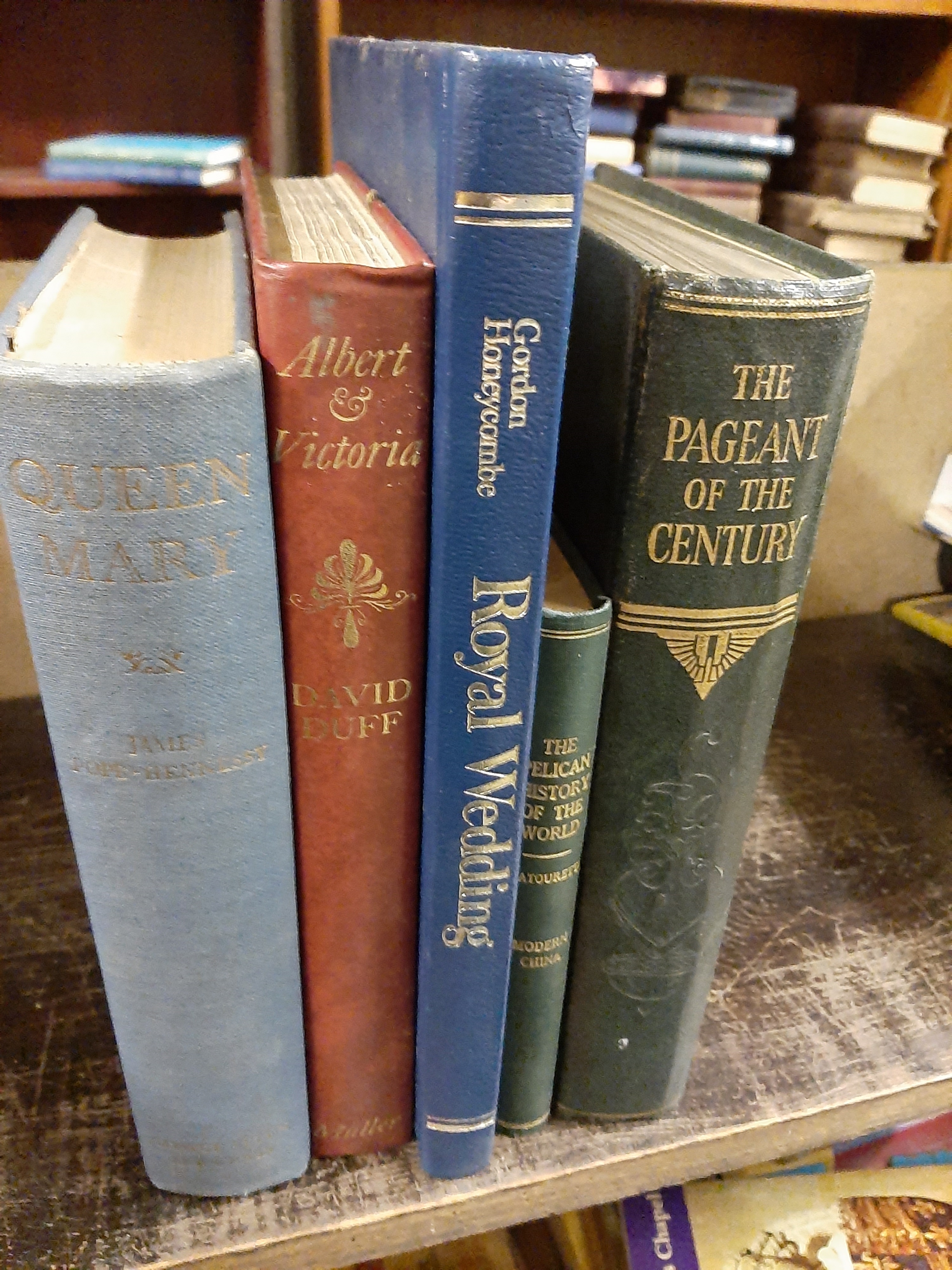 8 Royalty related books to include Queen Mary by James Pope-Hennessy, The Pageant of the Century etc - Image 2 of 2