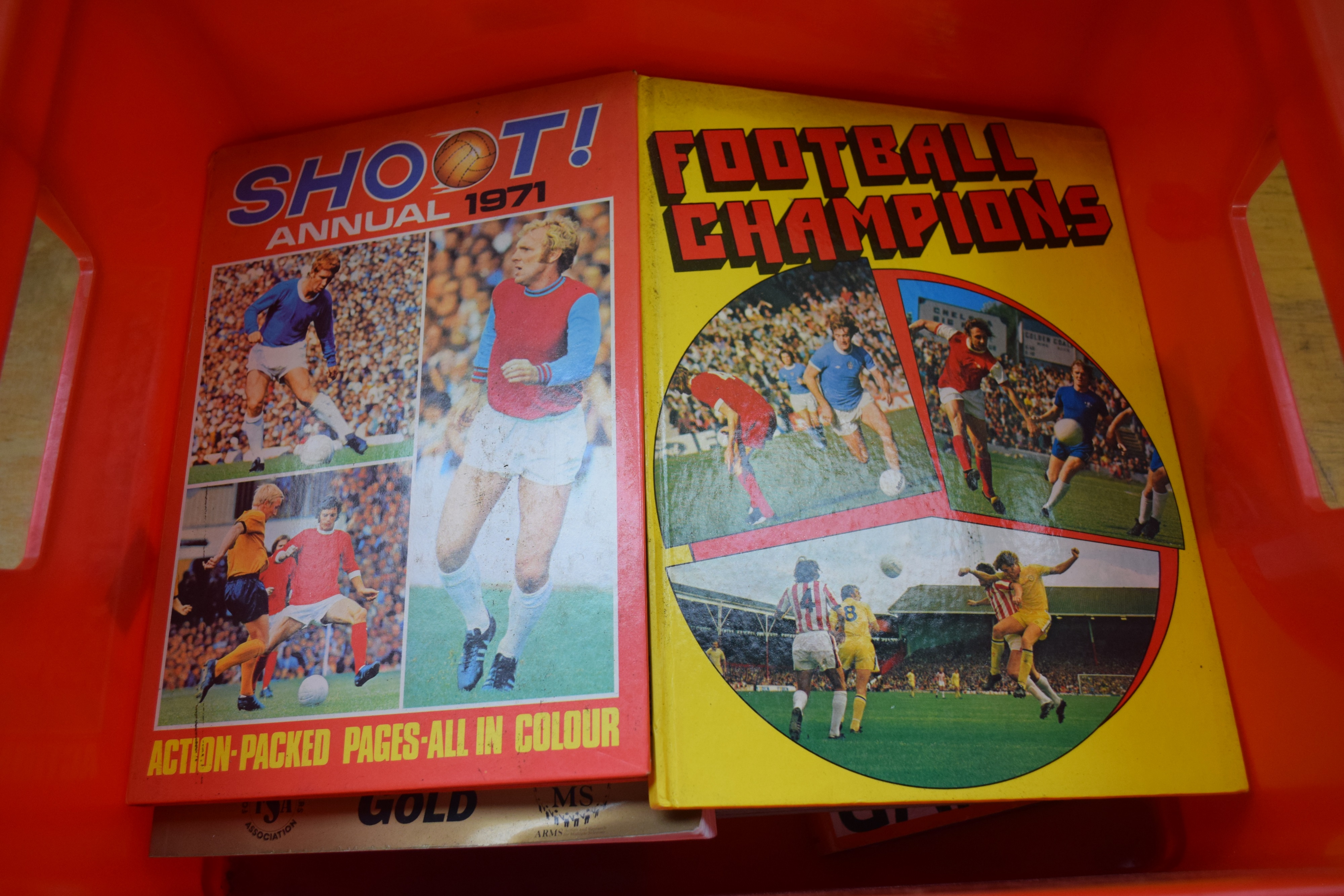 12 vintage football books mainly 1970s [our ref: 356b] - Image 3 of 3