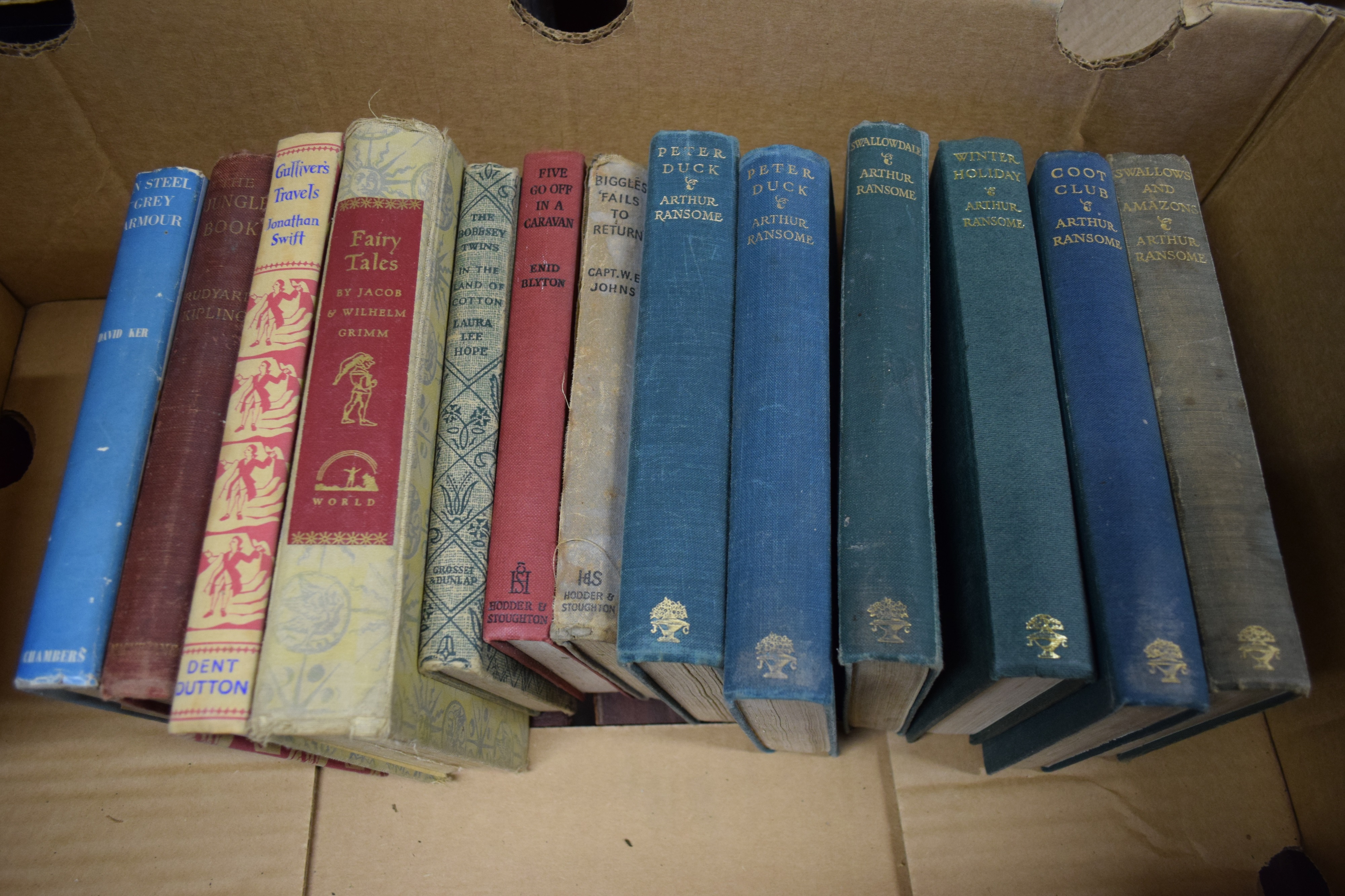 Approx 14 childrens books including 6 Arthur Ransome sets [our ref: 589a] - Image 2 of 2