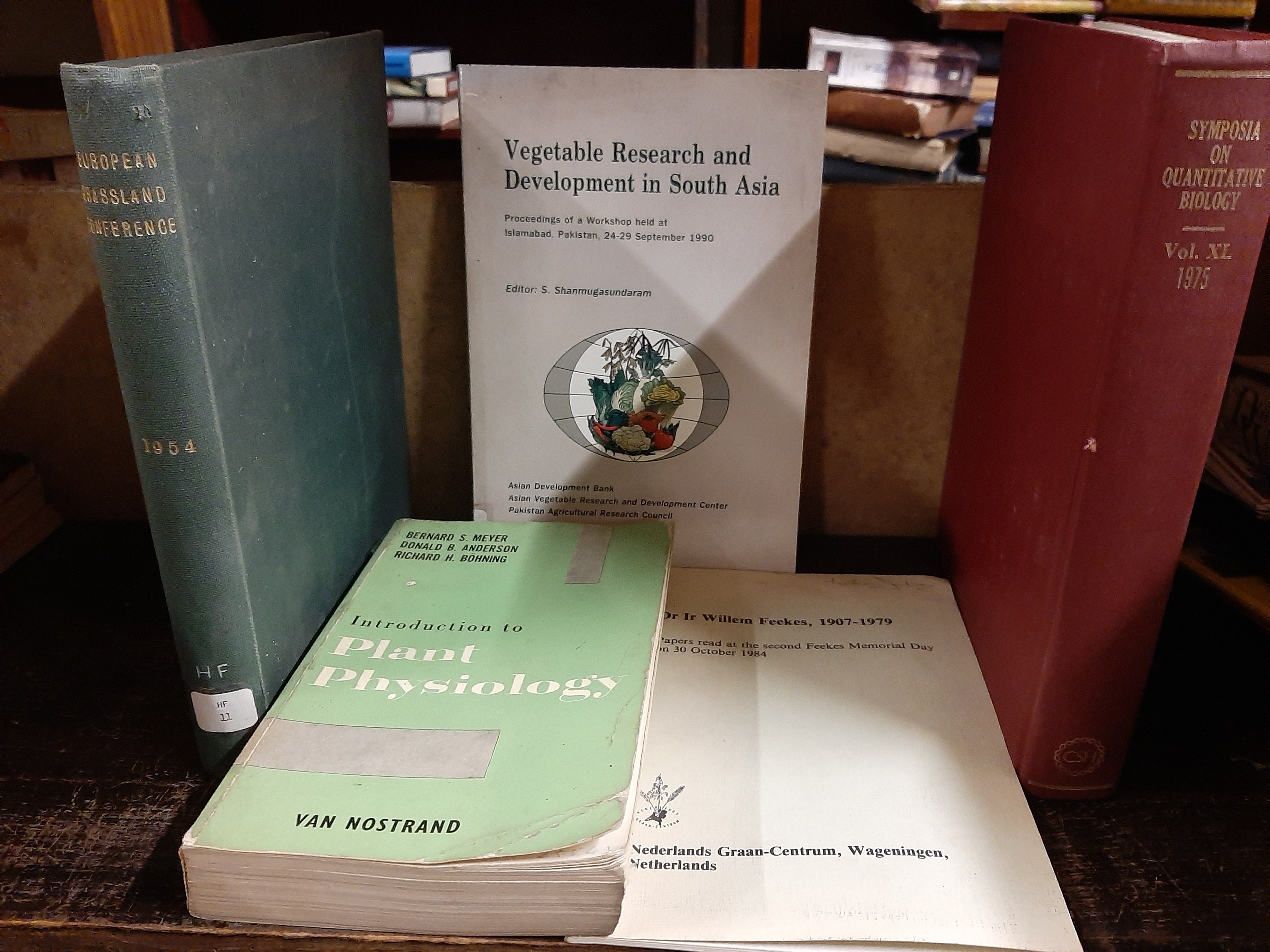 PBI collection Cambridge biology books including a very rare Synapse from 1970 10 books [our ref: - Image 2 of 3