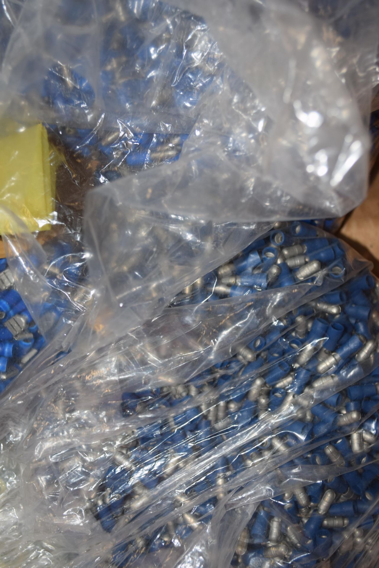 LARGE QTY OF BLUE TERMINAL CRIMP CONNECTORS OF VARYING SIZES - Image 2 of 3