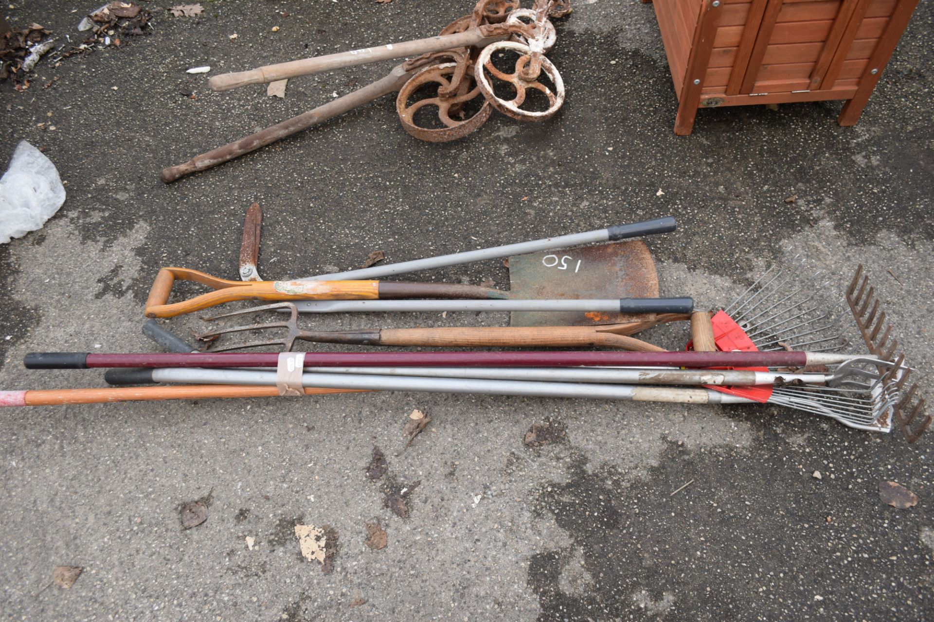 Quantity of garden tools