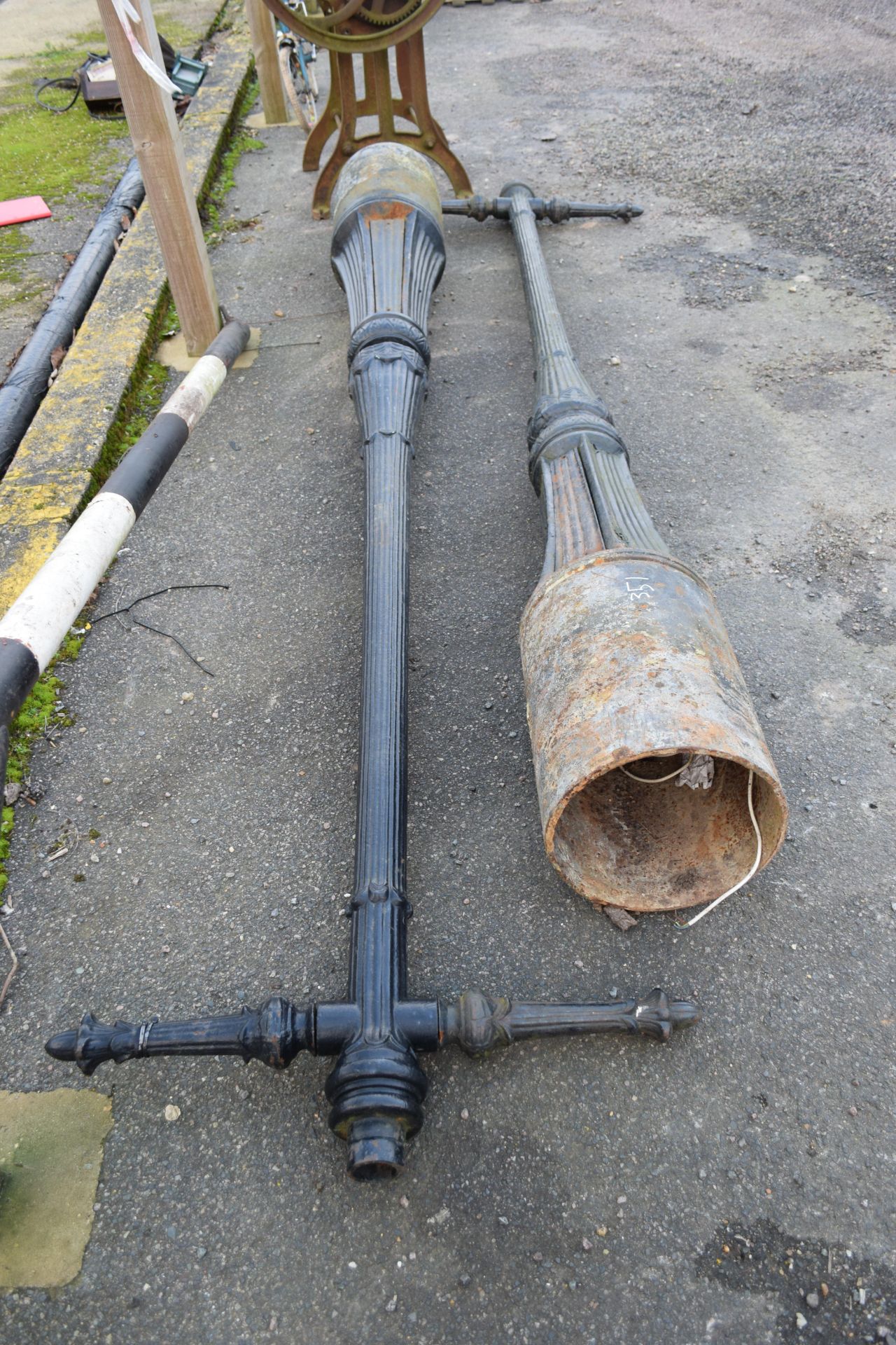 Pair of cast iron lamp posts, height 310cm - Image 2 of 2
