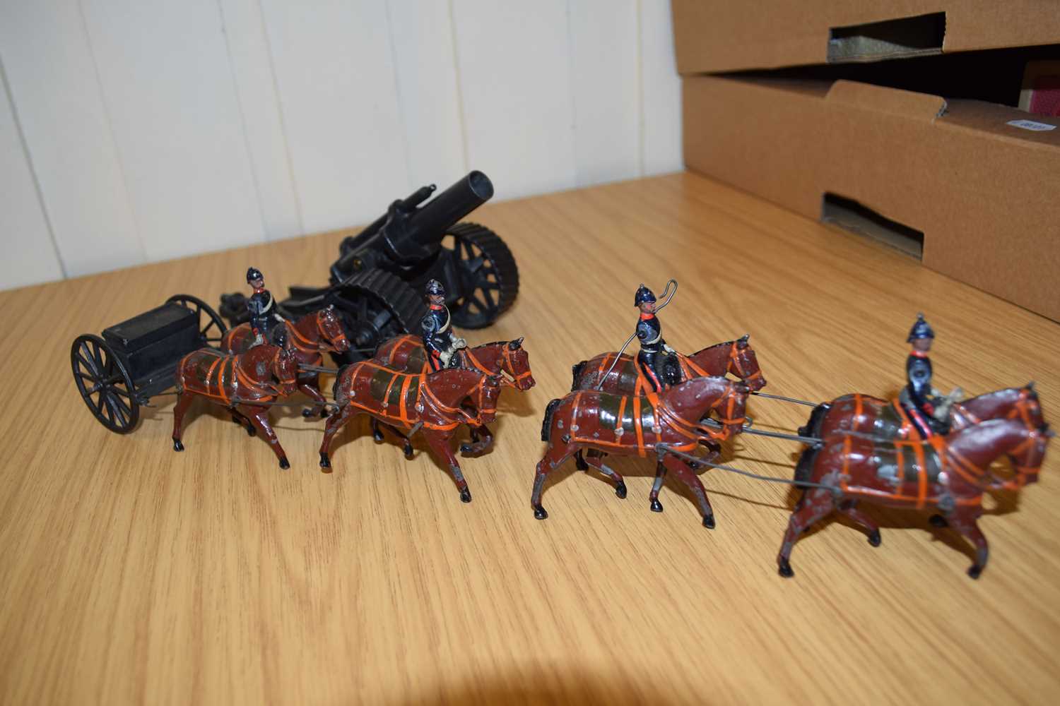 Britains Howitzer, Limber and eight horses with four soldiers