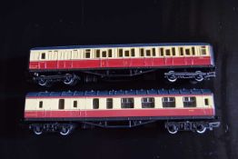 Two 00 gauge plastic carriage, unbranded, unboxed