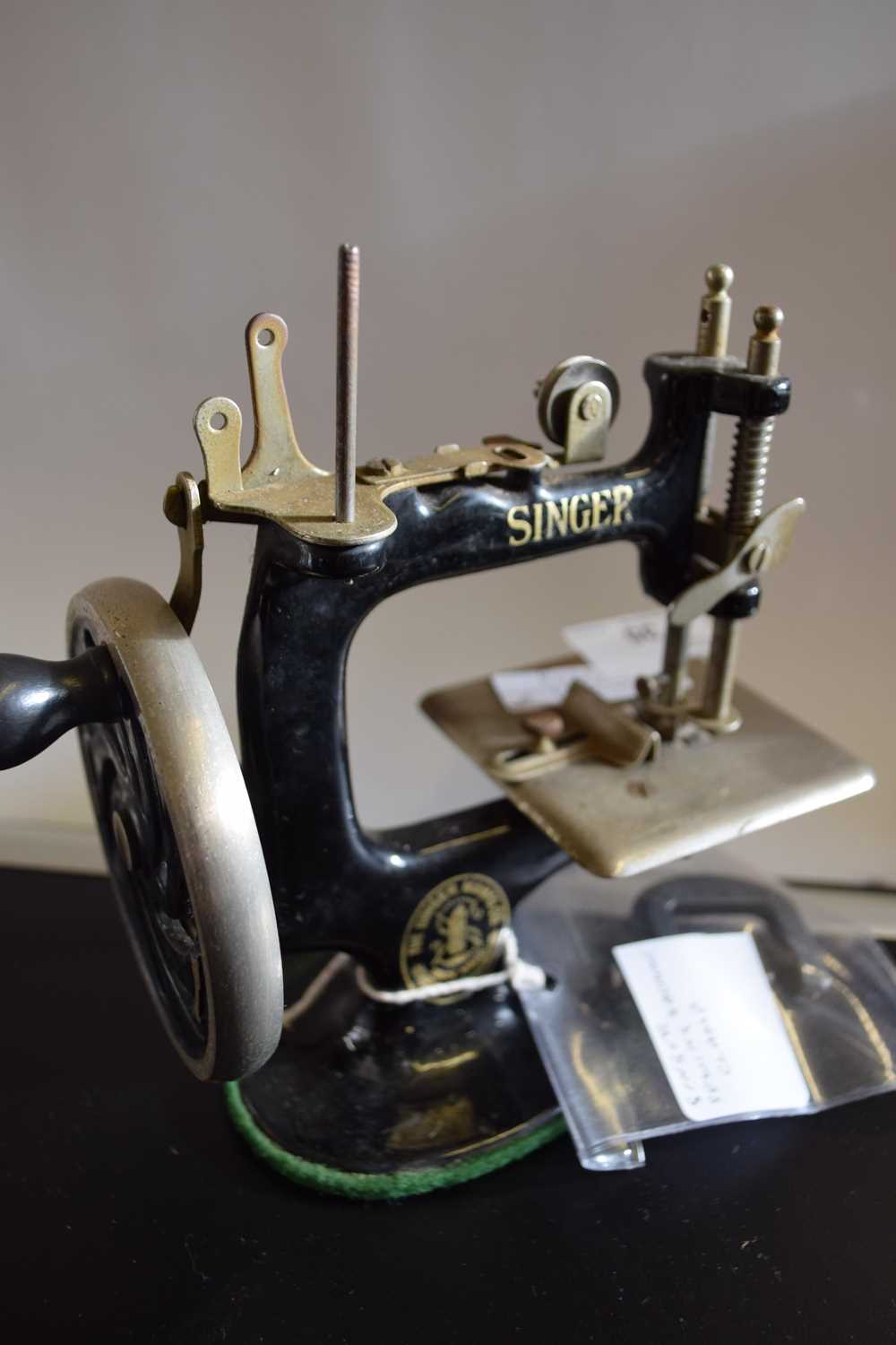 Miniature or child's Singer sewing machine 15cm high - Image 2 of 2