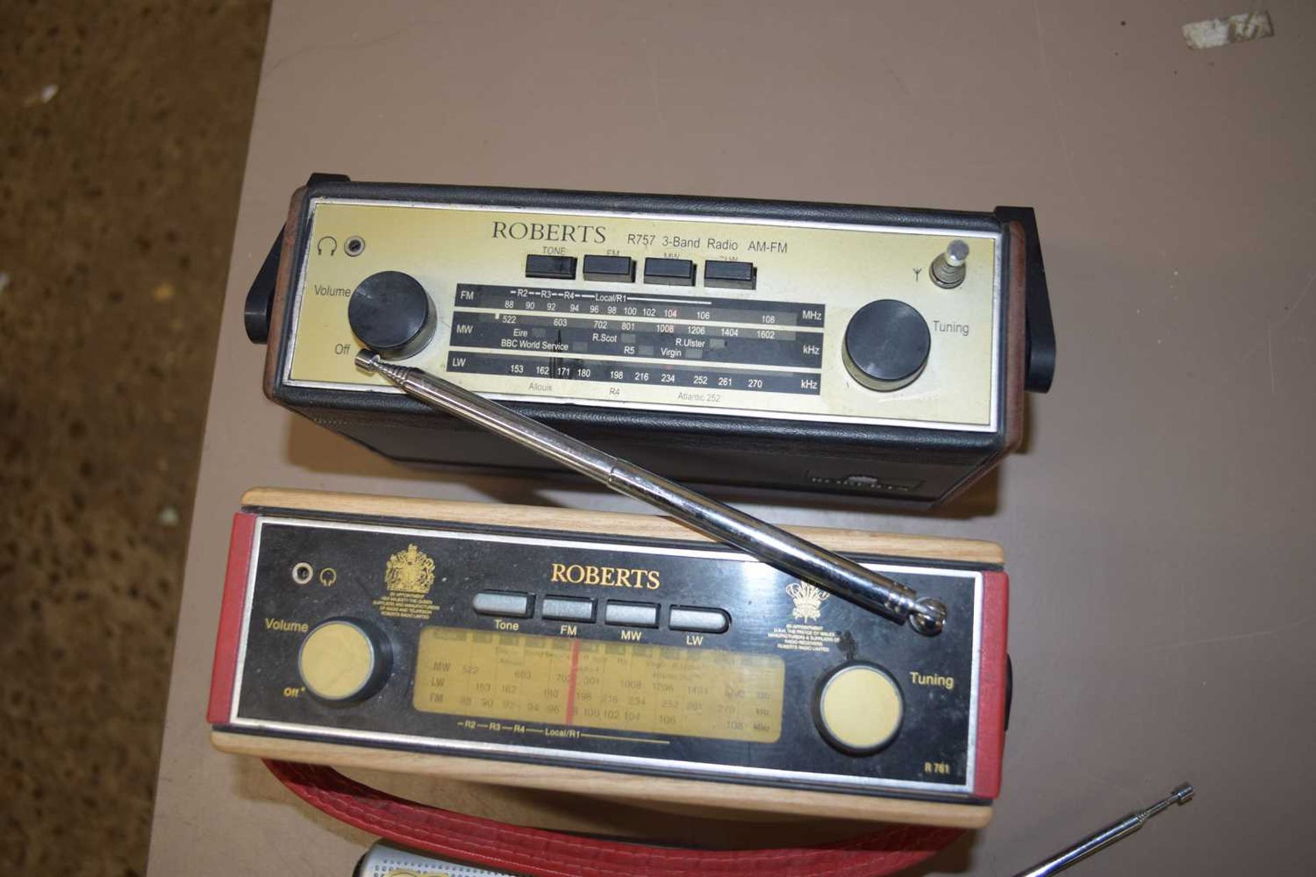 MIXED LOT: 5 RADIOS TO INCLUDE:ROBERTS (2001), ROBERTS R757 3 BAND RADIO, SONY RDS PORTABLE ( - Image 2 of 4