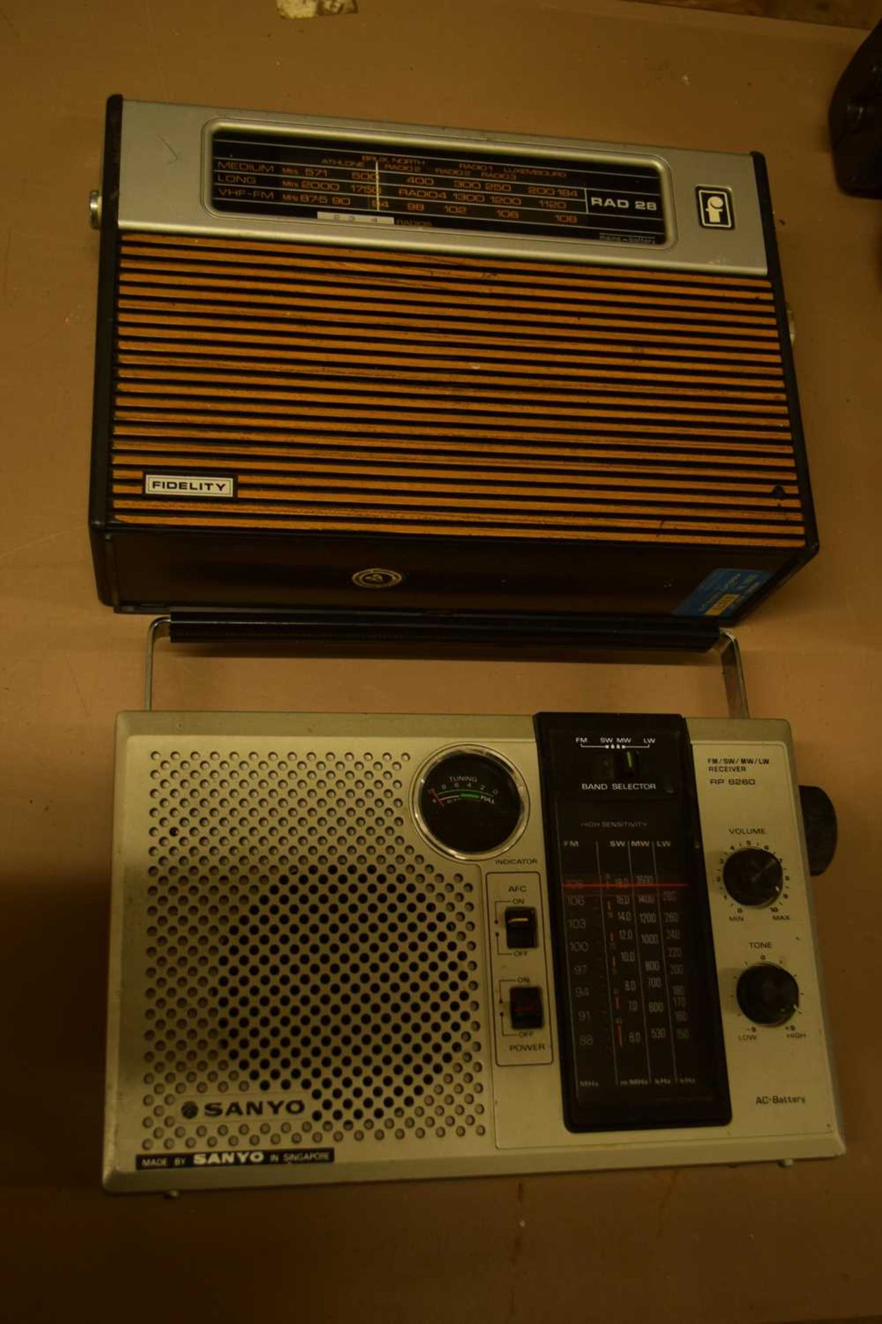 HITACHI TRANSISTOR RADIO KH-914 (1979), PHILIPS 162 (1978), FERGUSON 4 WAVEBAND (1978), SANYO RP - Image 4 of 5