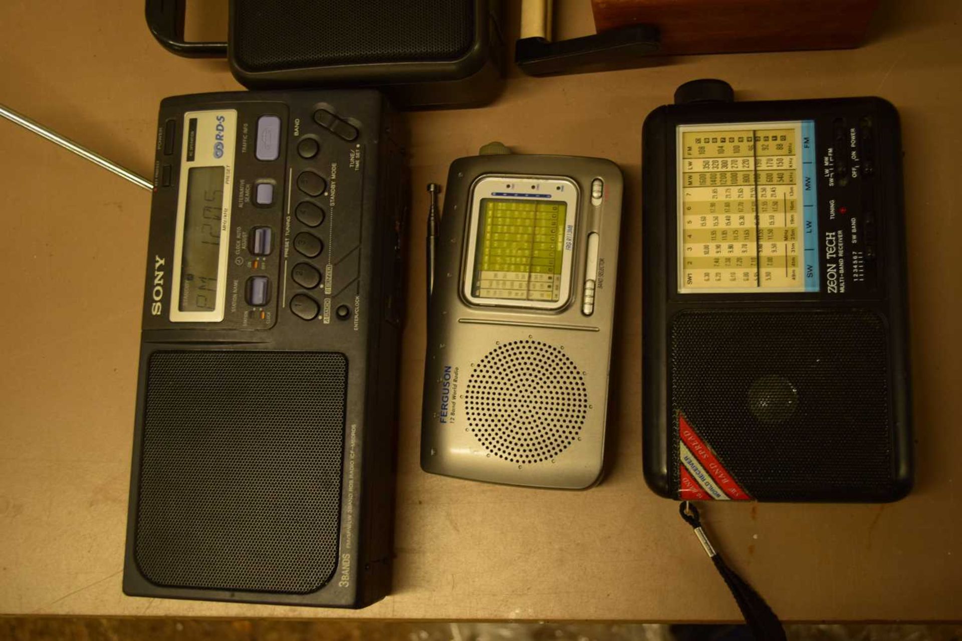 MIXED LOT: 5 RADIOS TO INCLUDE:ZEON TECH MULTIBAND RECEIVER 10 BAND (1996), ROBERTS R717 3 BAND ( - Image 2 of 5