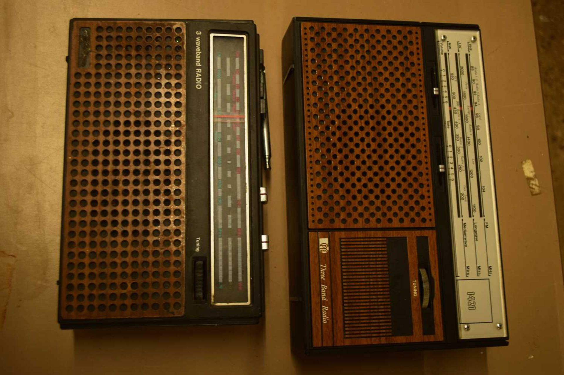 MIXED LOT: 5 RADIOS TO INCLUDE:HACKER CONSORT (1978), ULTRA MODEL 6193 (1979), PHILIPS 870 (1979), - Image 3 of 4