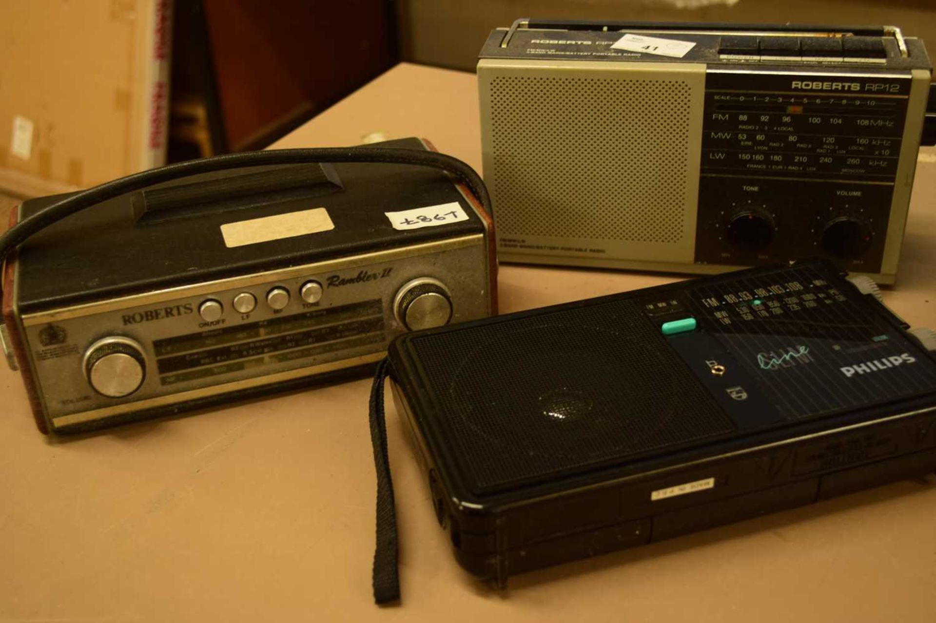 MIXED LOT: 5 RADIOS TO INCLUDE:PHILIPS SLIM LINE (1987), ROBERTS RP12 (1988), ROBERTS RAMBER III ( - Image 2 of 3