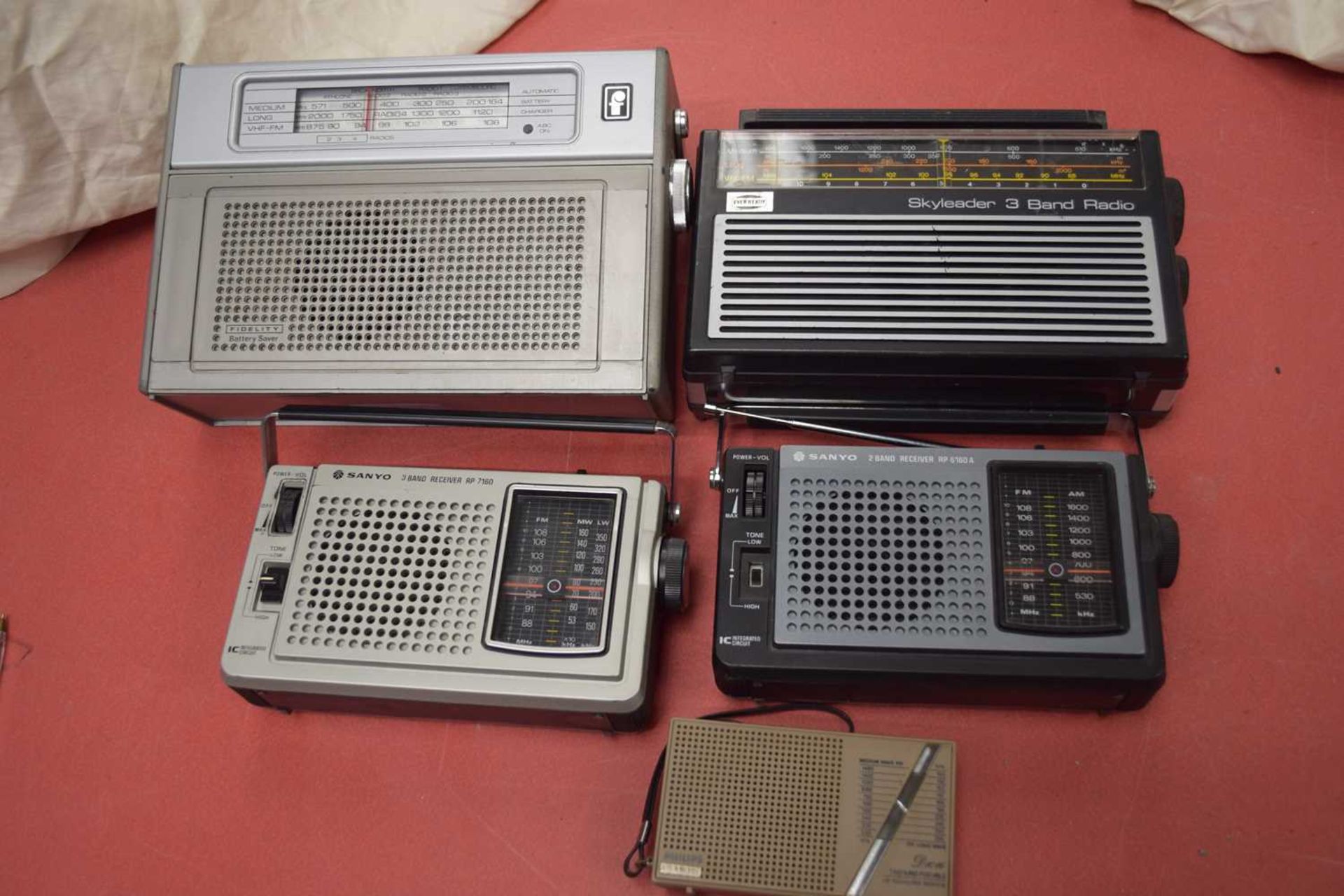 MIXED LOT: 5 RADIOS TO INCLUDE:FIDELITY BATTERY SAVER (1981) 01659, SKYLEADER 3 BAND RADIO (1981),