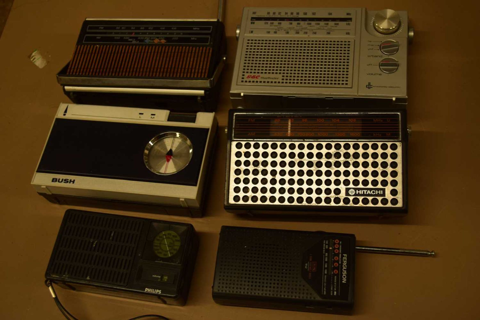 MIXED LOT: 6 RADIOS TO INCLUDE:FERGUSON TR62 2 BAND (1976), HITACHI KH-832E TRANSISTOR RADIO (1970), - Image 2 of 3