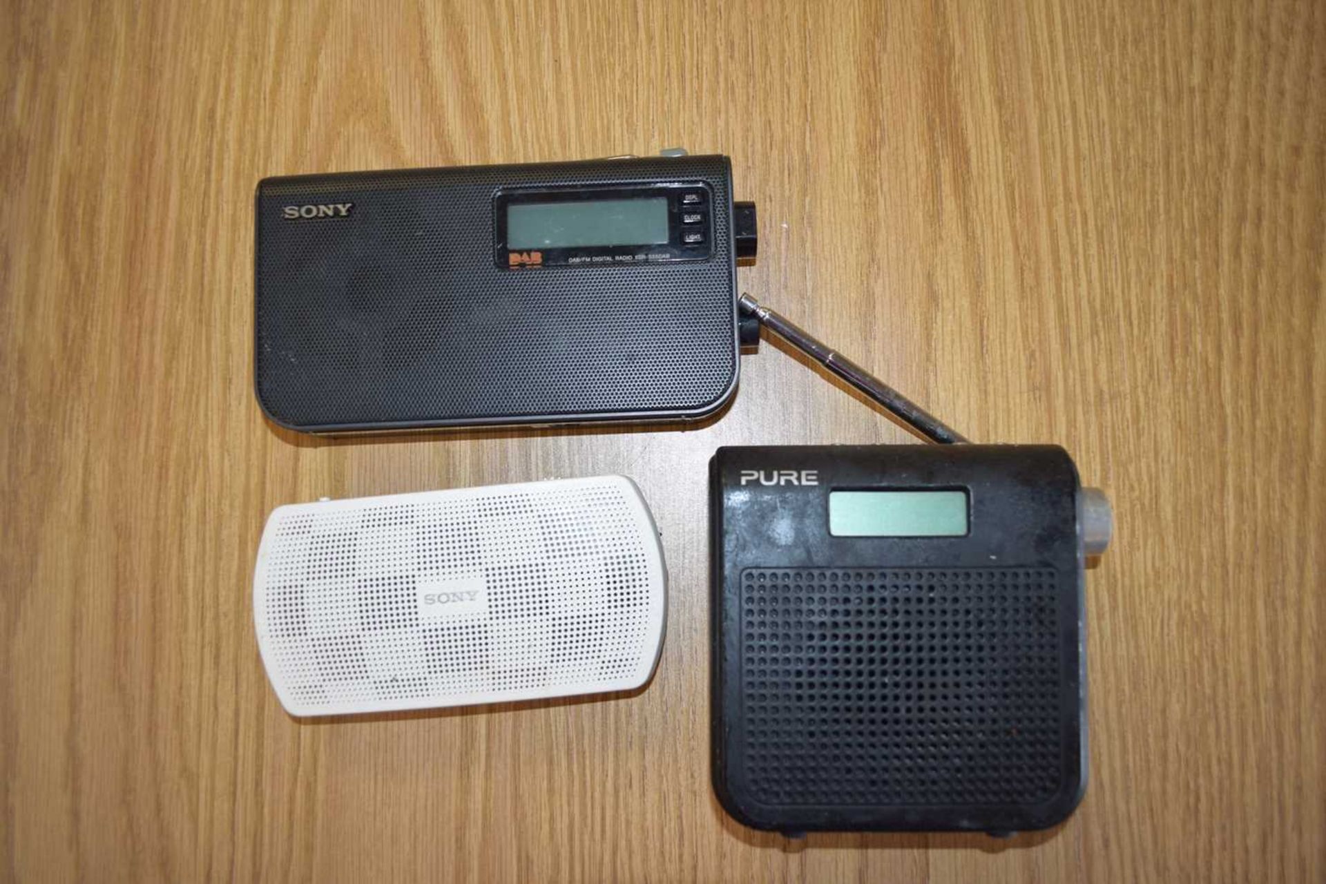 MIXED LOT: 6 RADIOS TO INCLUDE:PURE MINI SERIES 2 (2008), SONY DAB 536090 (2008), SONY SRF-18 ( - Image 3 of 4